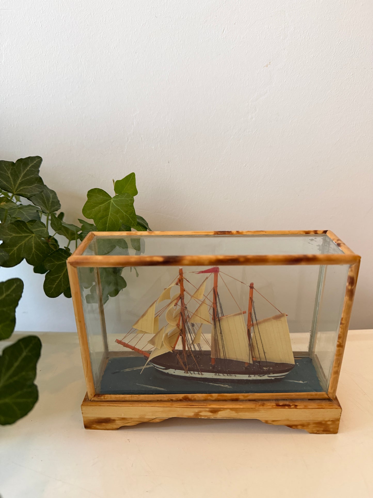 Miniatuur scheepje in vitrine