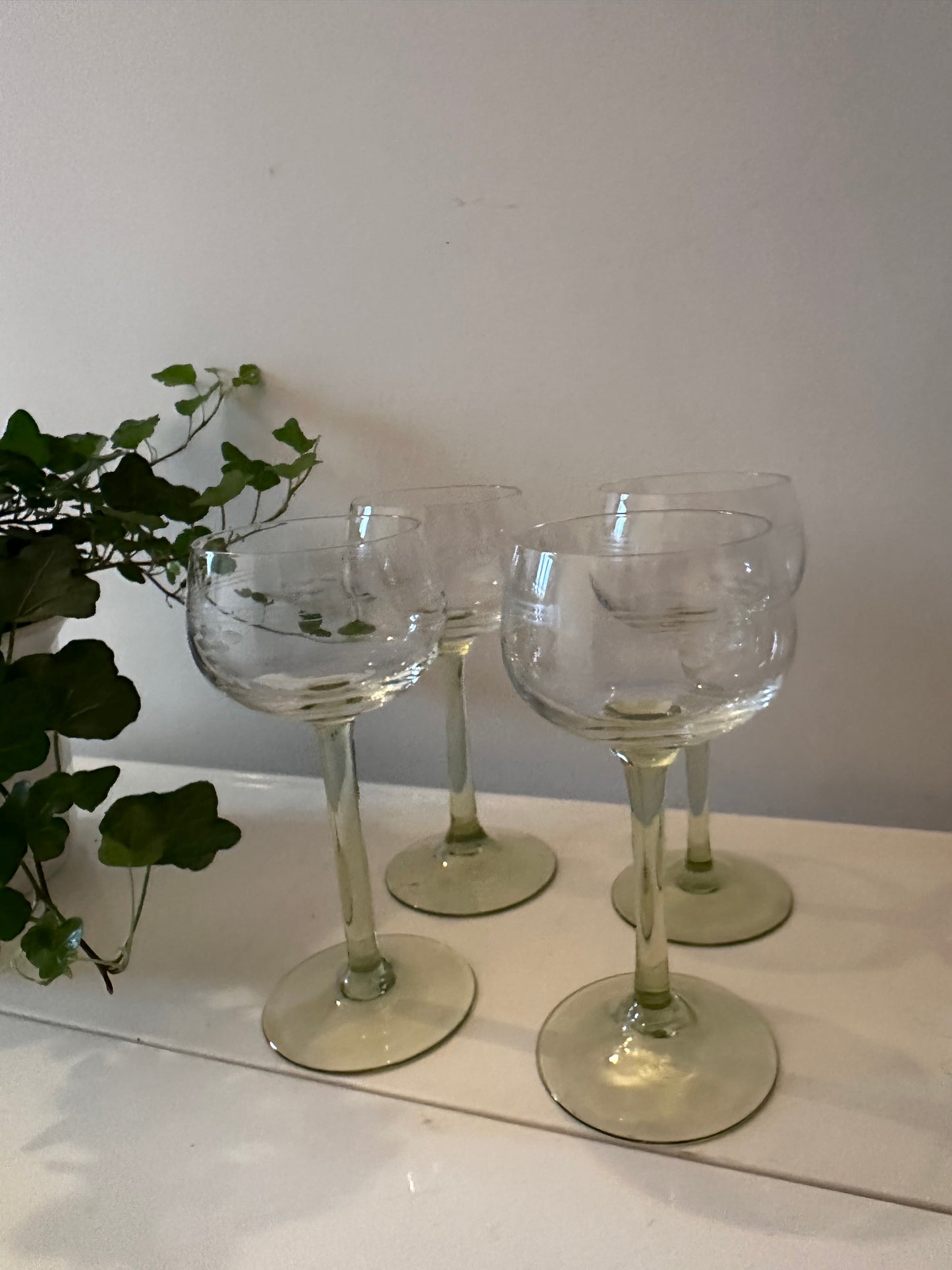 Set van 4 vintage wijnglazen groene voet