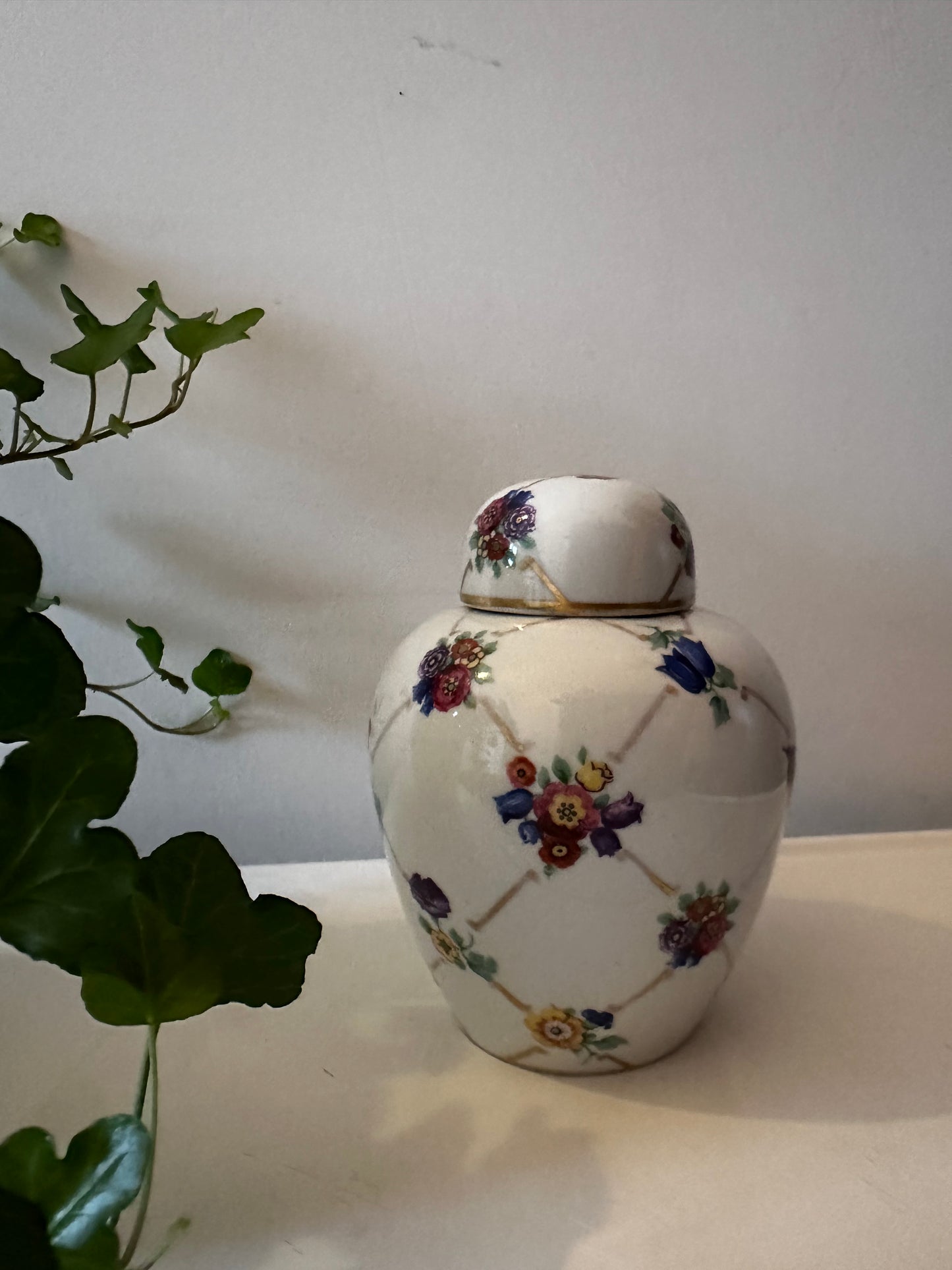 Porseleinen dekselvaasje