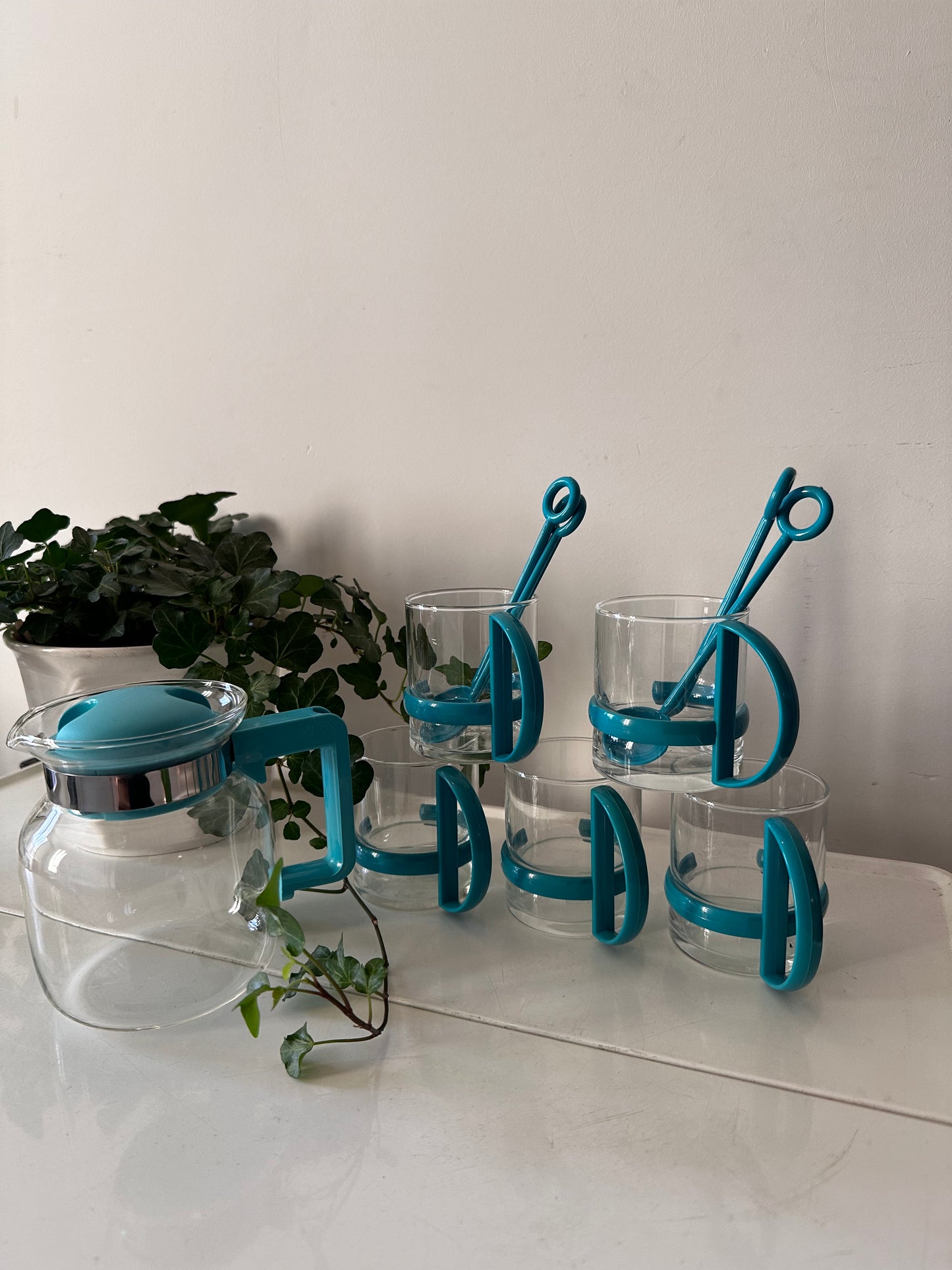 Set van 5 glazen met lepeltjes en theepotje retro