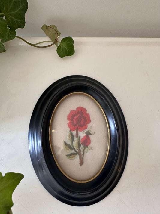 Mini borduurwerkje in ovaal lijstje