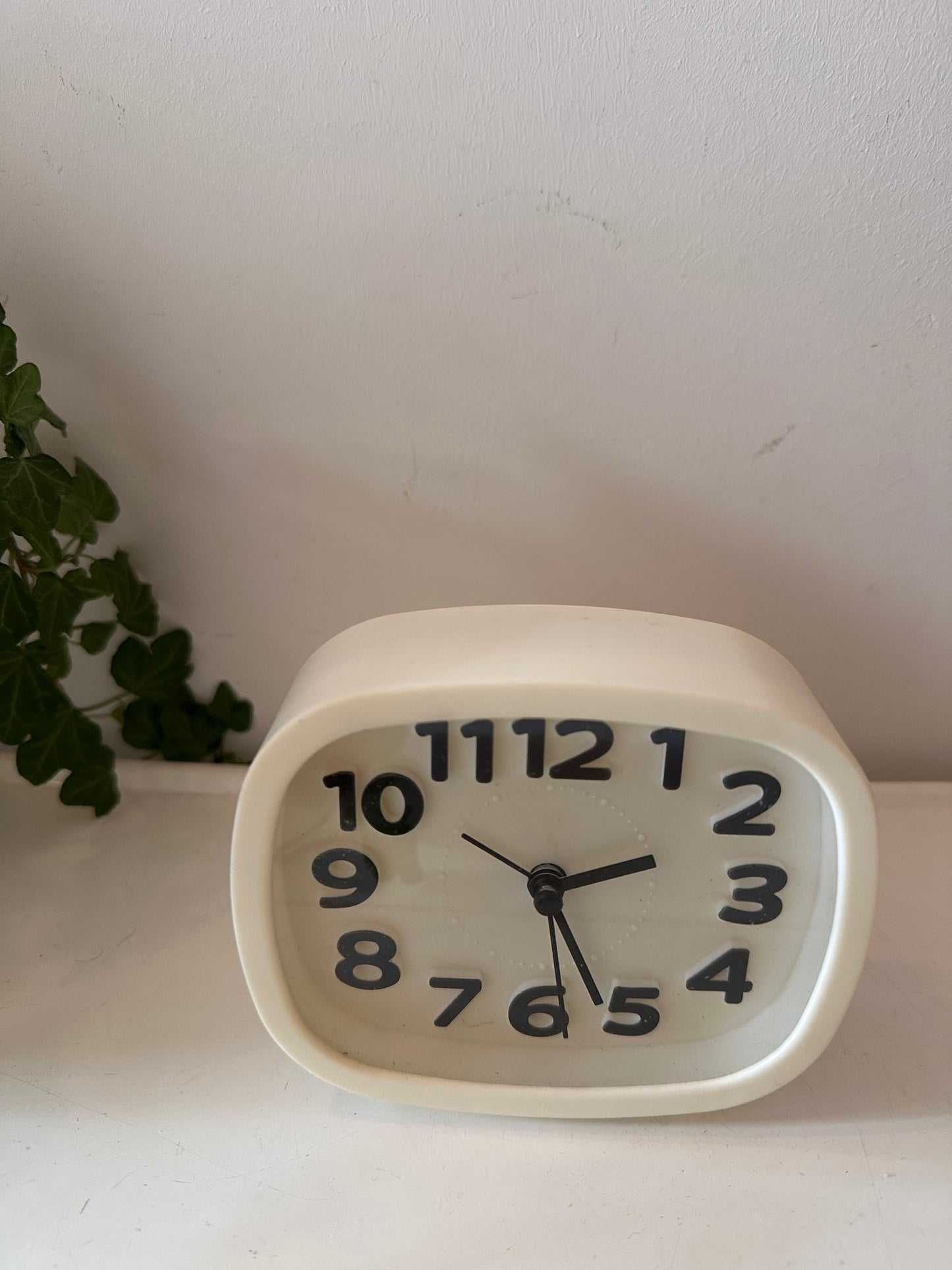 Wekkertje wit met zwarte letters