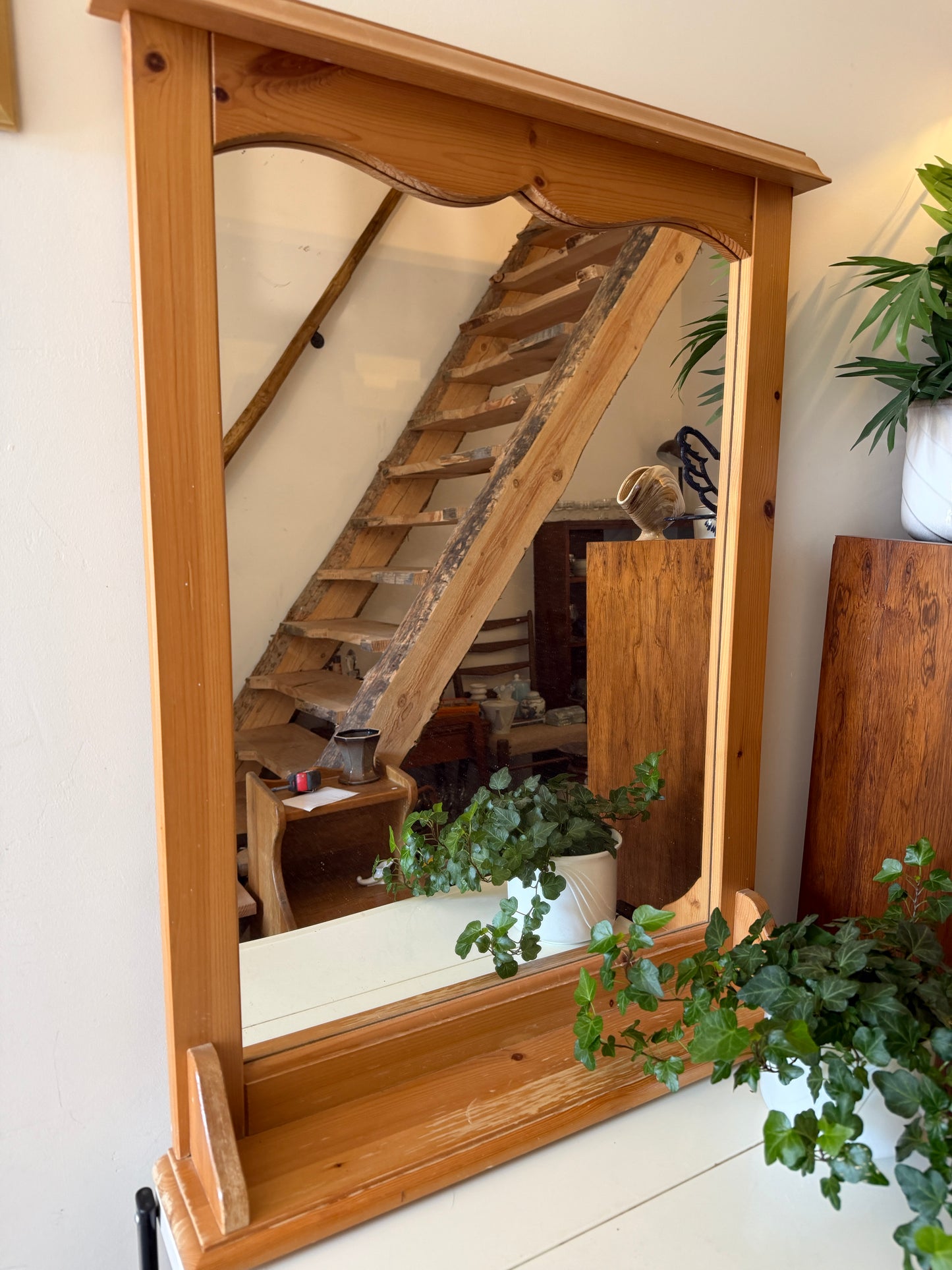 Houten spiegel met plankje