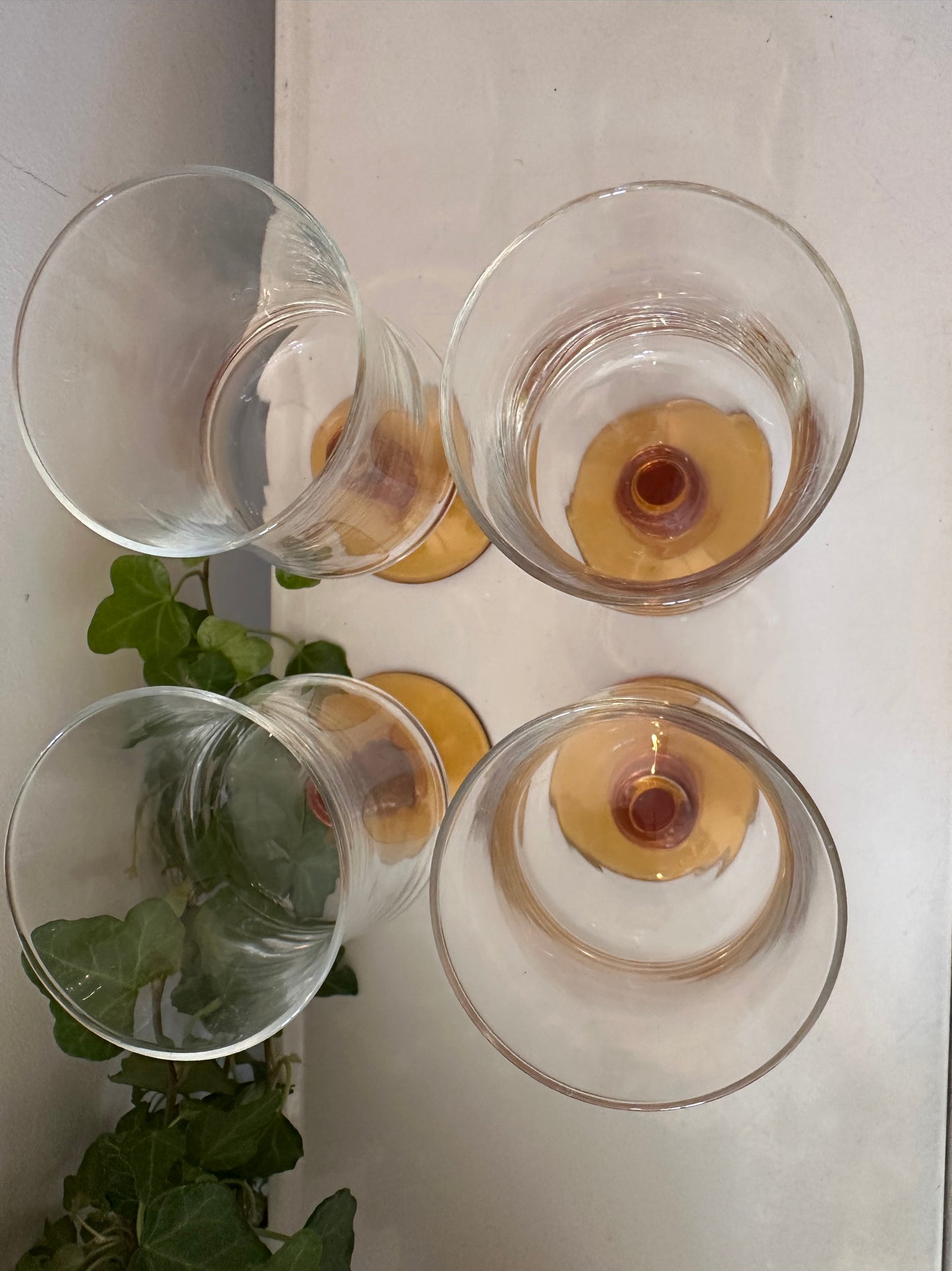 Set van 4 wijnglazen jaren 70 amberkleurige voet