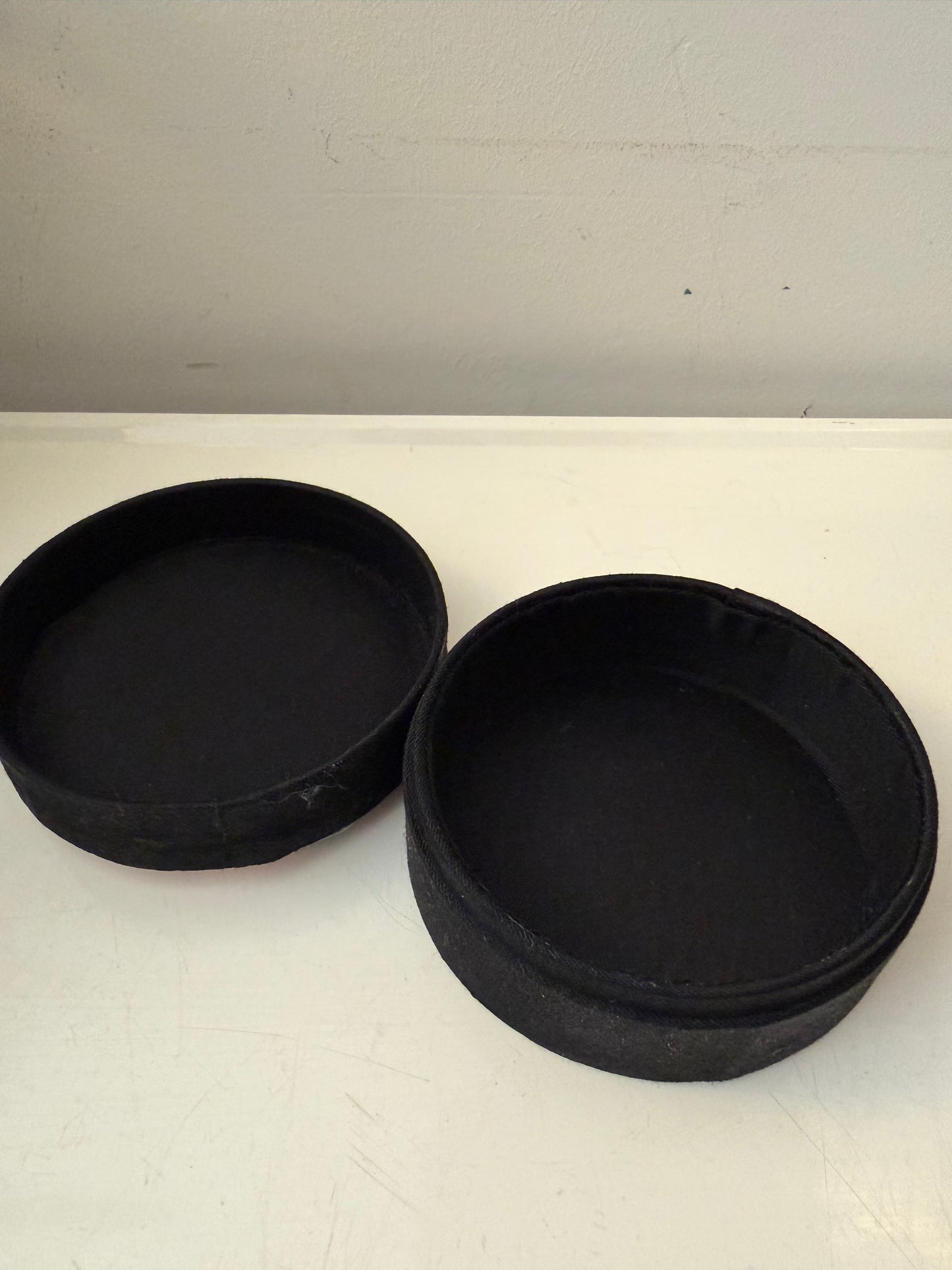 Bewaardoosje met geborduurde deksel