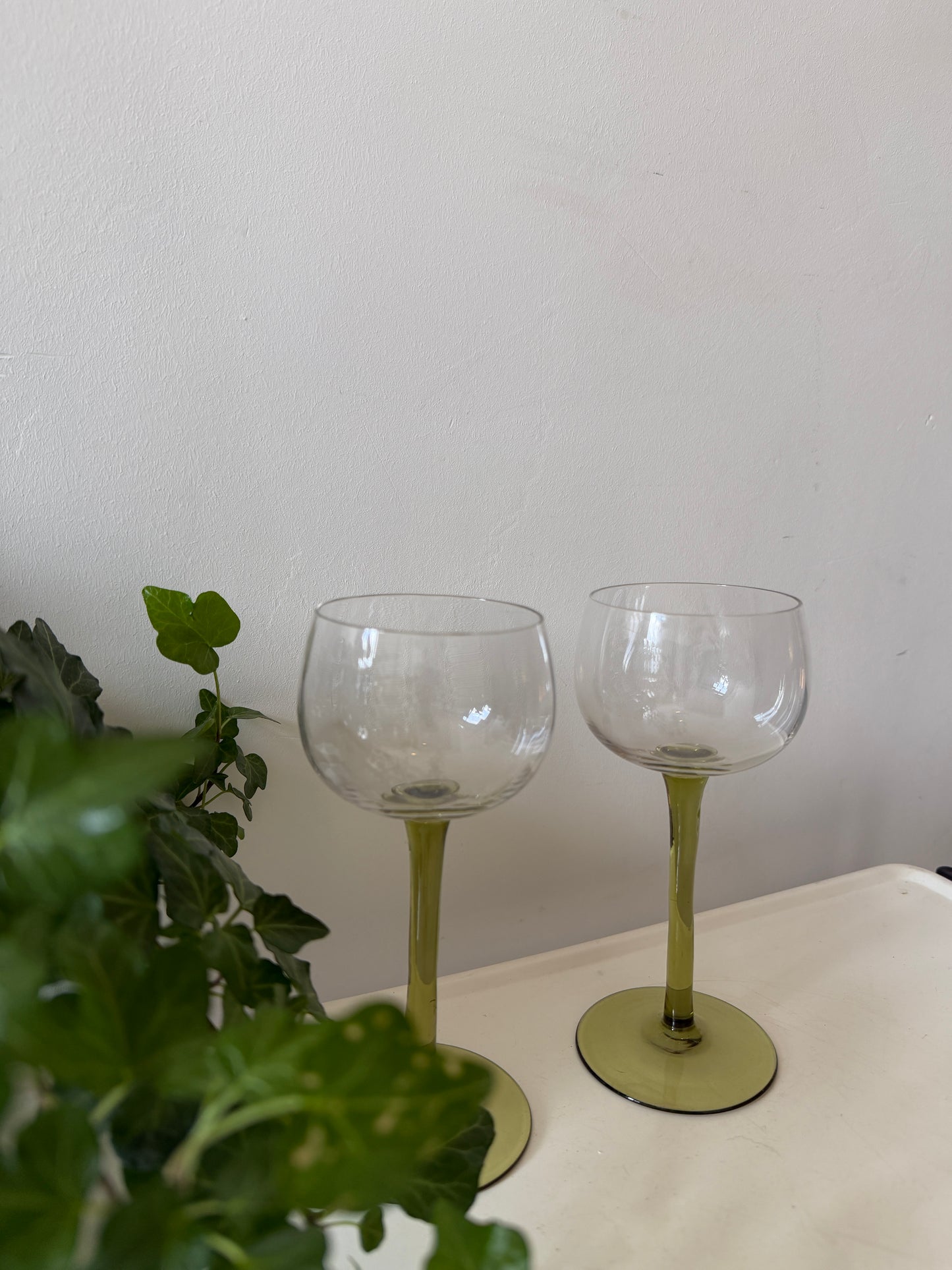 Set van 2 wijnglazen op groene voet