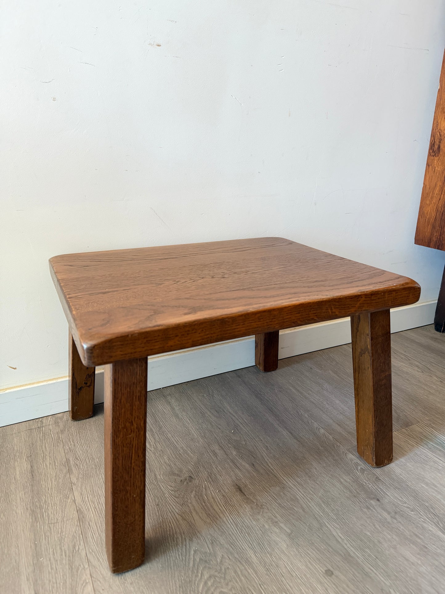 Brutalist houten bijzettafeltje