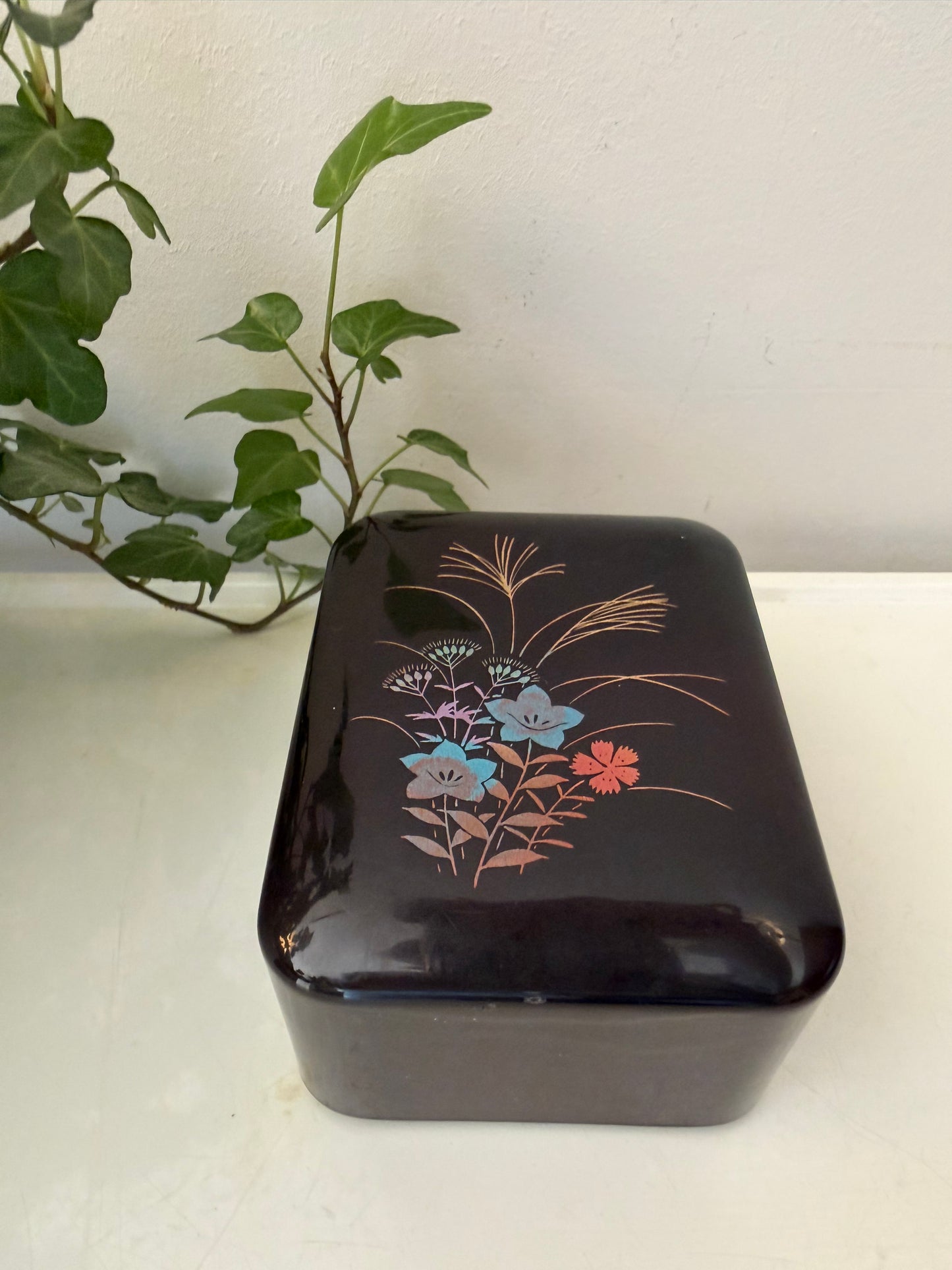 Zwart bewaardoosje met bloemmotief
