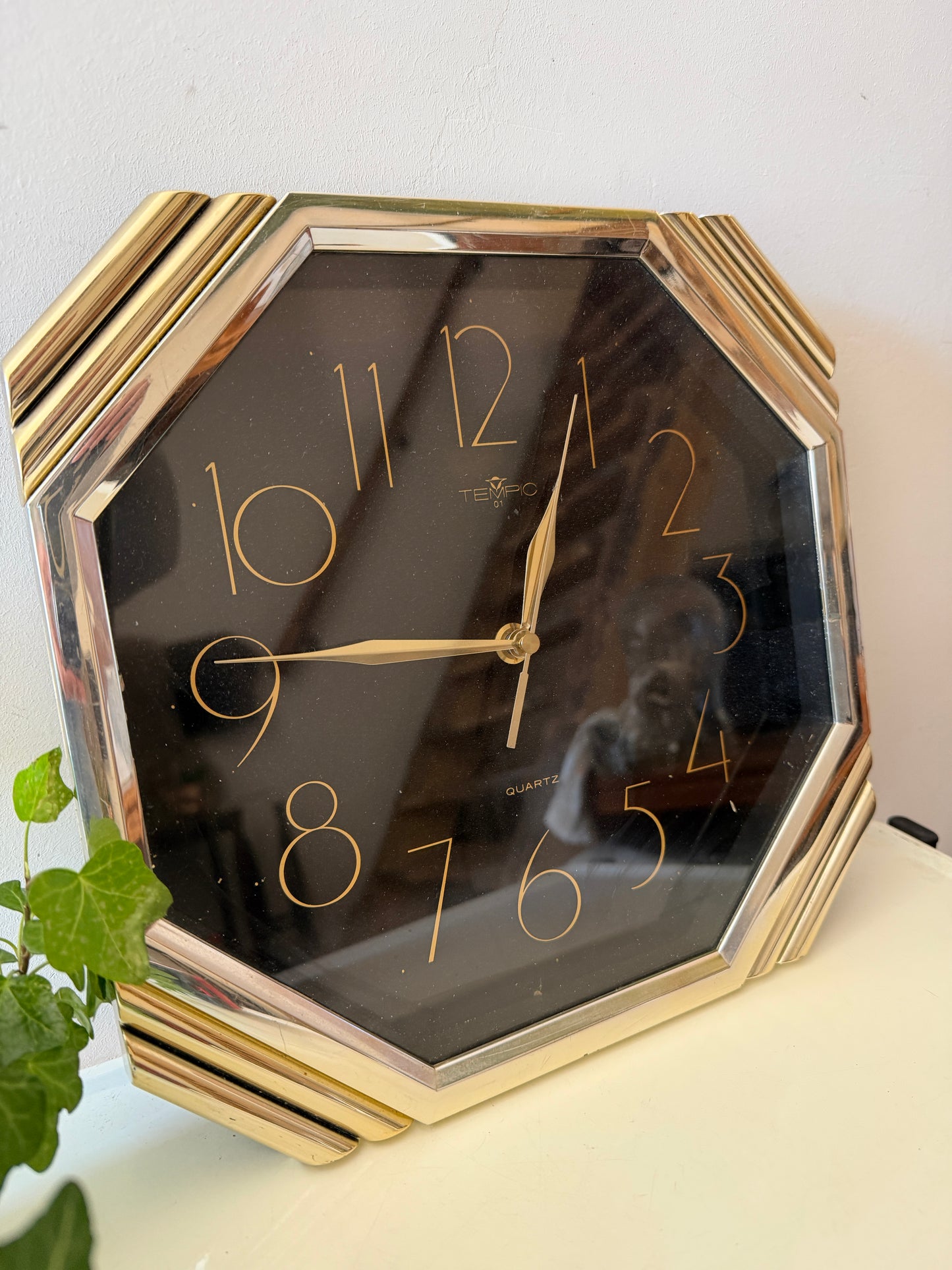 Jaren 80 wandklok zwart met goudkleur