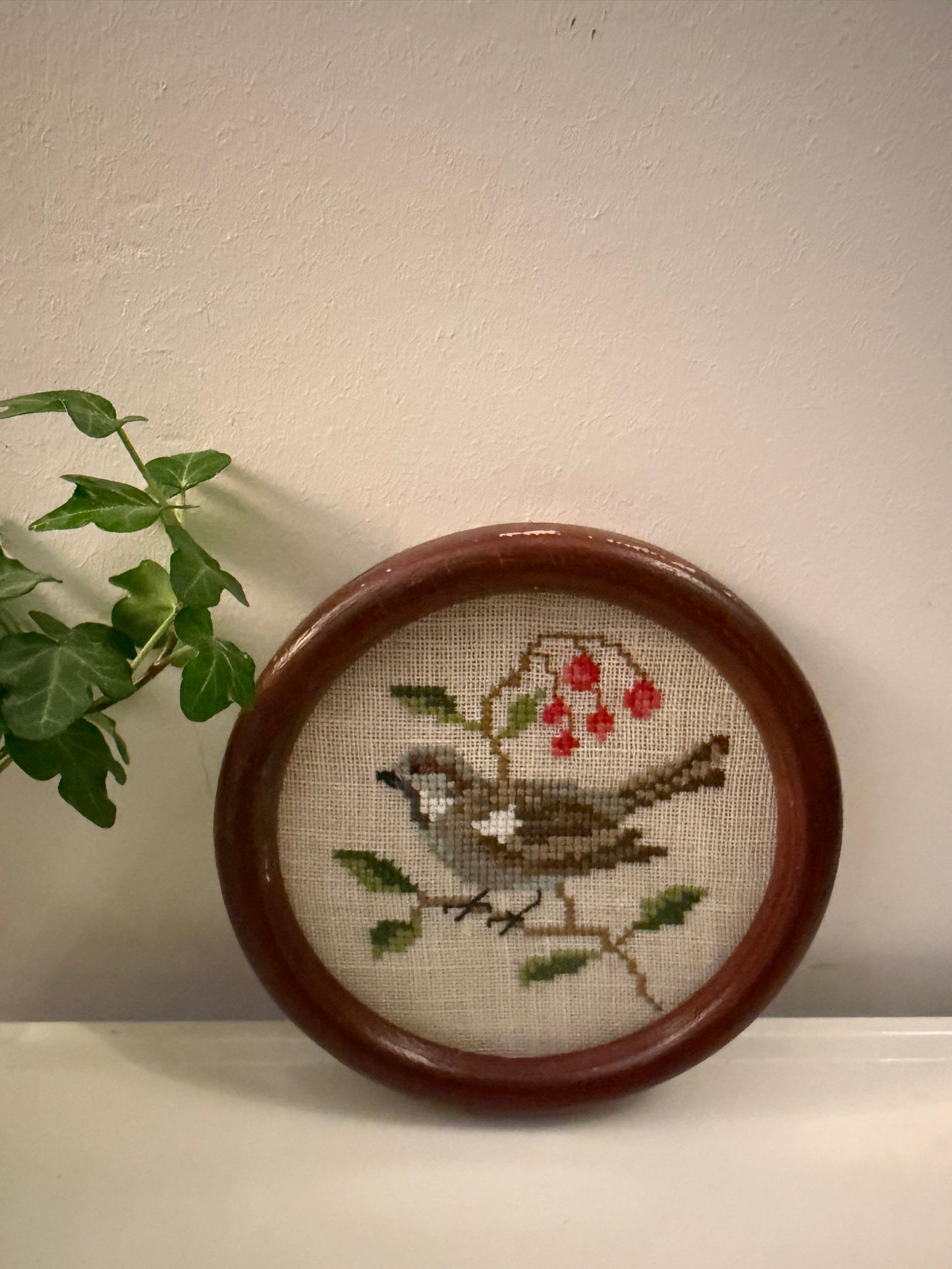 Vintage borduurwerkje in rond lijstje