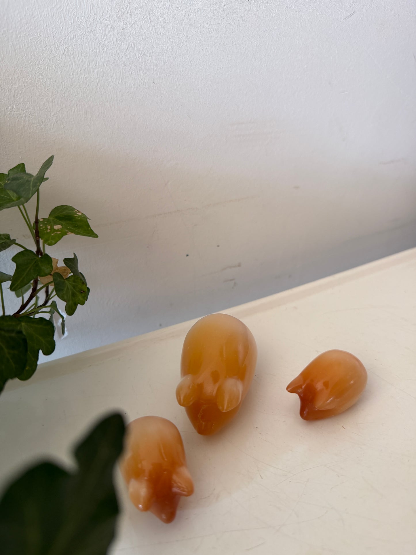 Set van 3 natuurstenen varkentjes