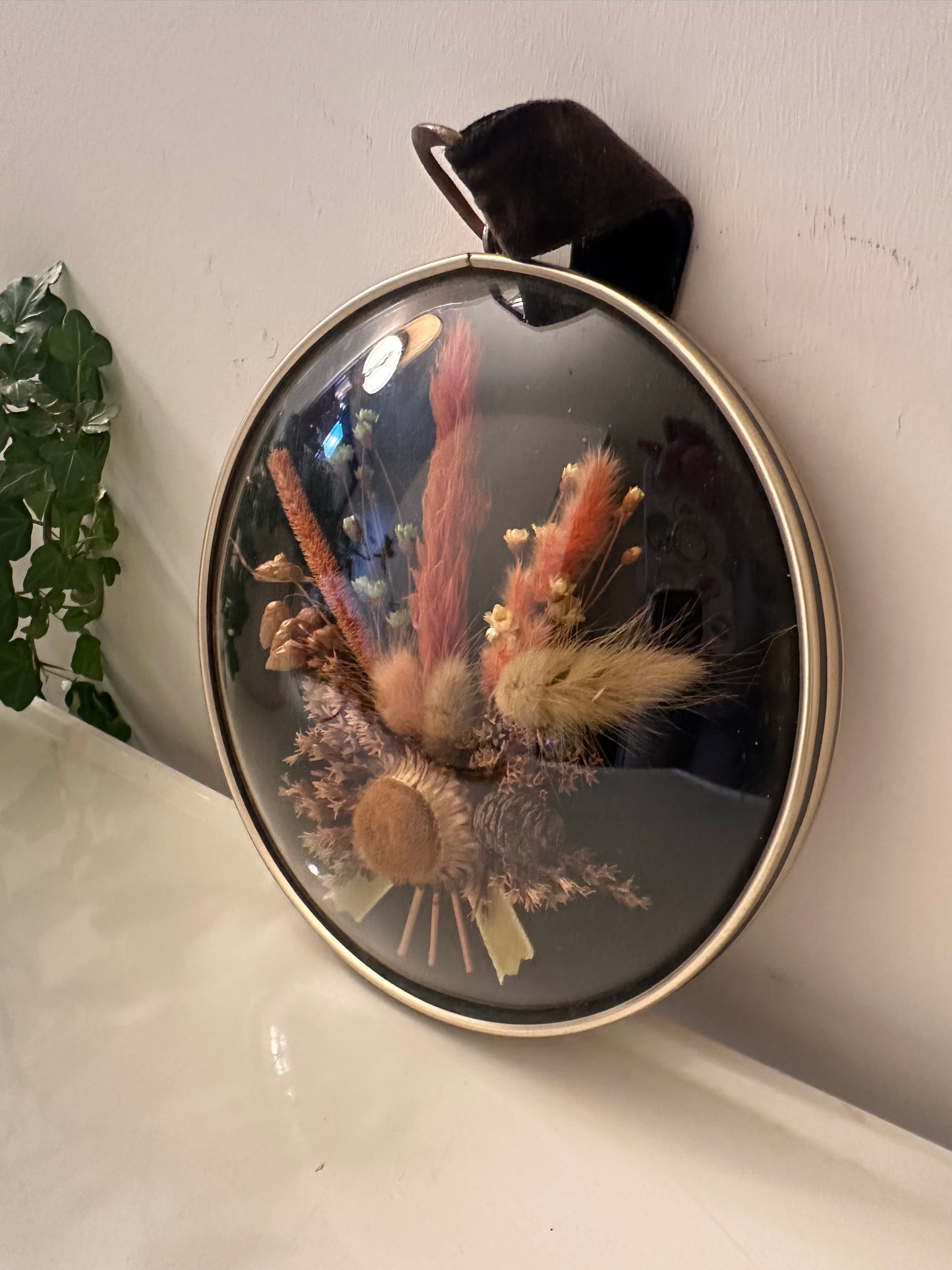 Wandhanger met gebold glas en droogbloemen