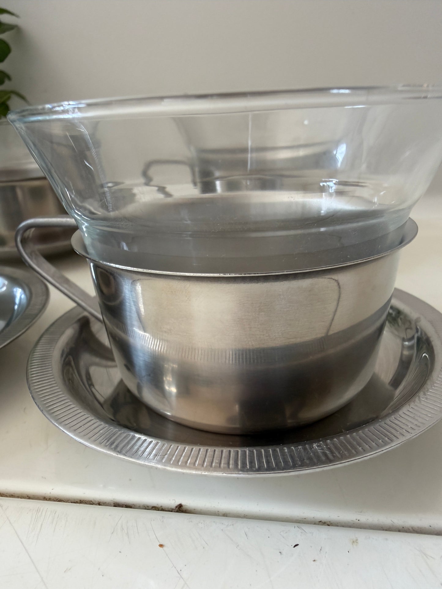 Set van 4 theeglazen in chroom houder en chroom schotel