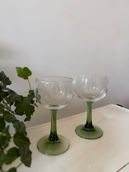 Set van 2 jaren 70 wijnglazen op groene voet
