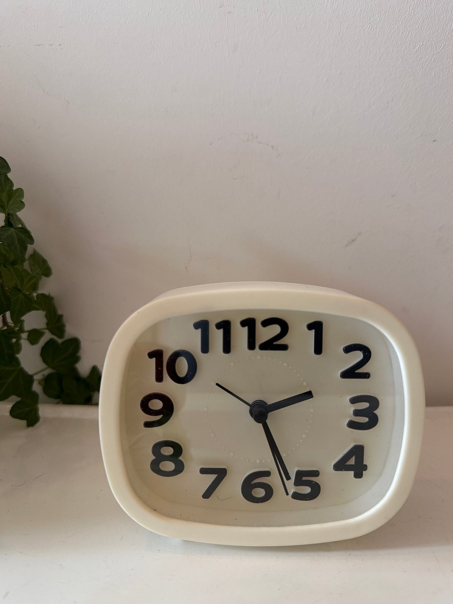 Wekkertje wit met zwarte letters