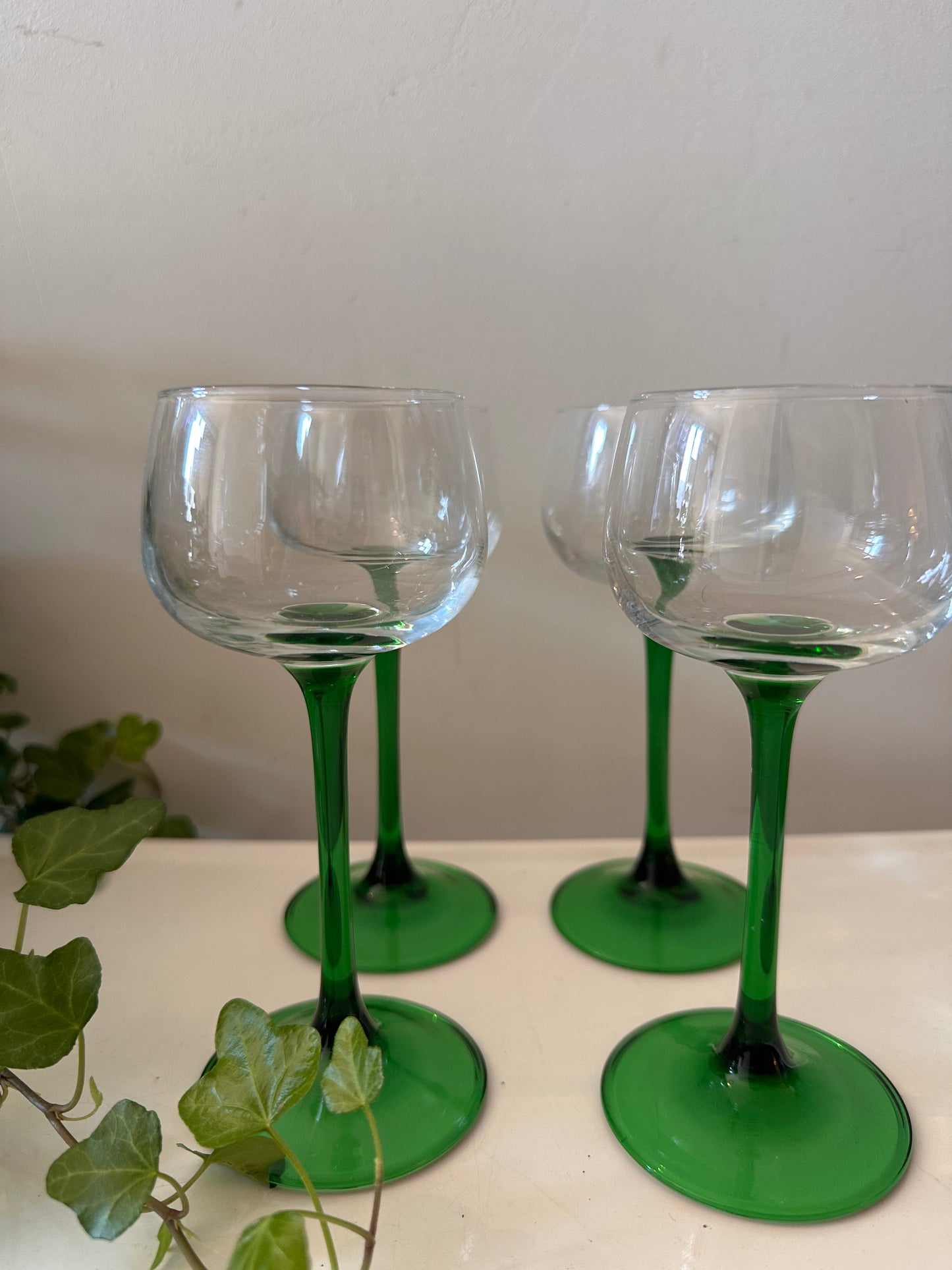 Set van 4 wijnglazen op groene voet