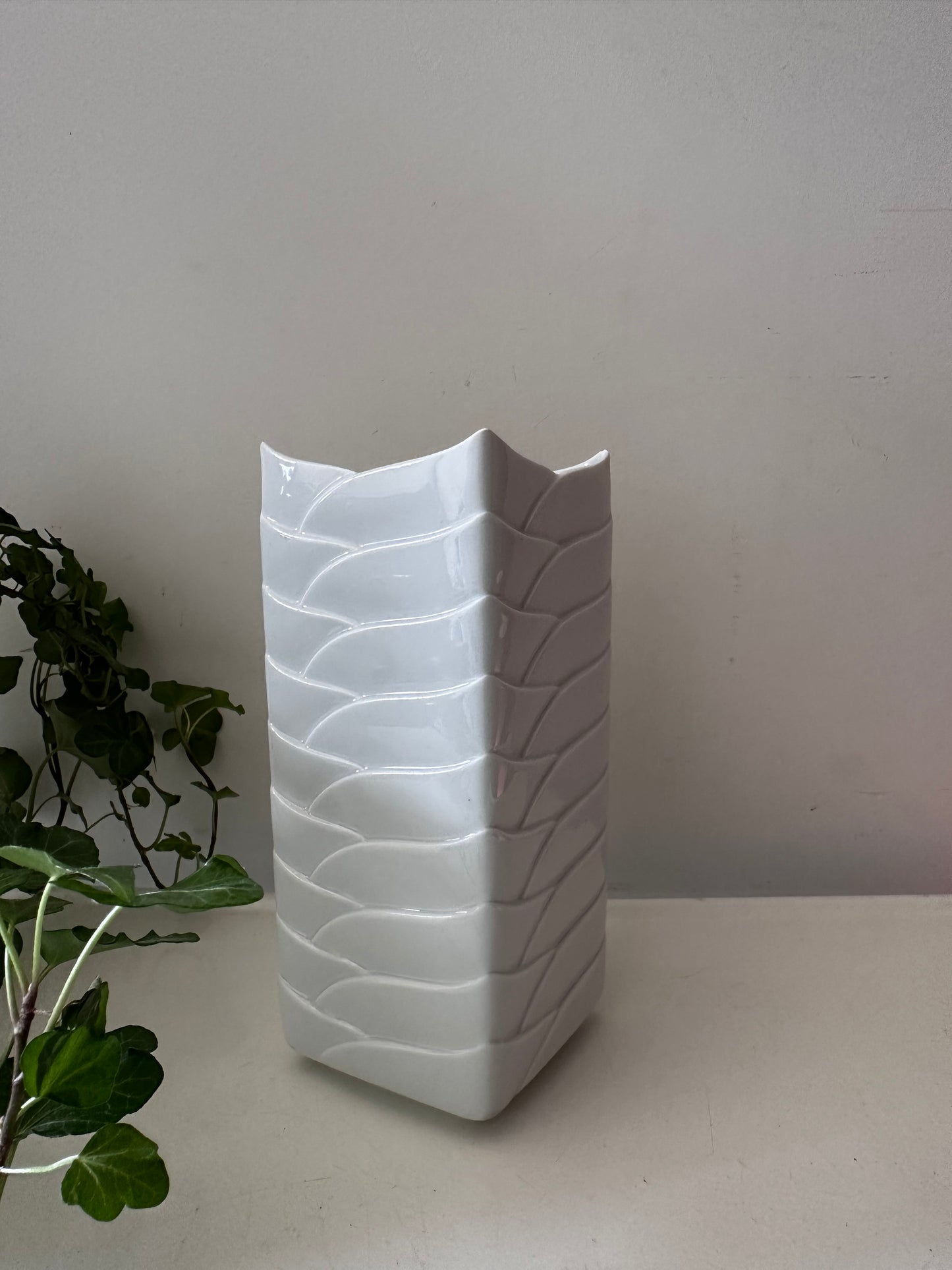 Thomas Porseleinen witte schubben vaas