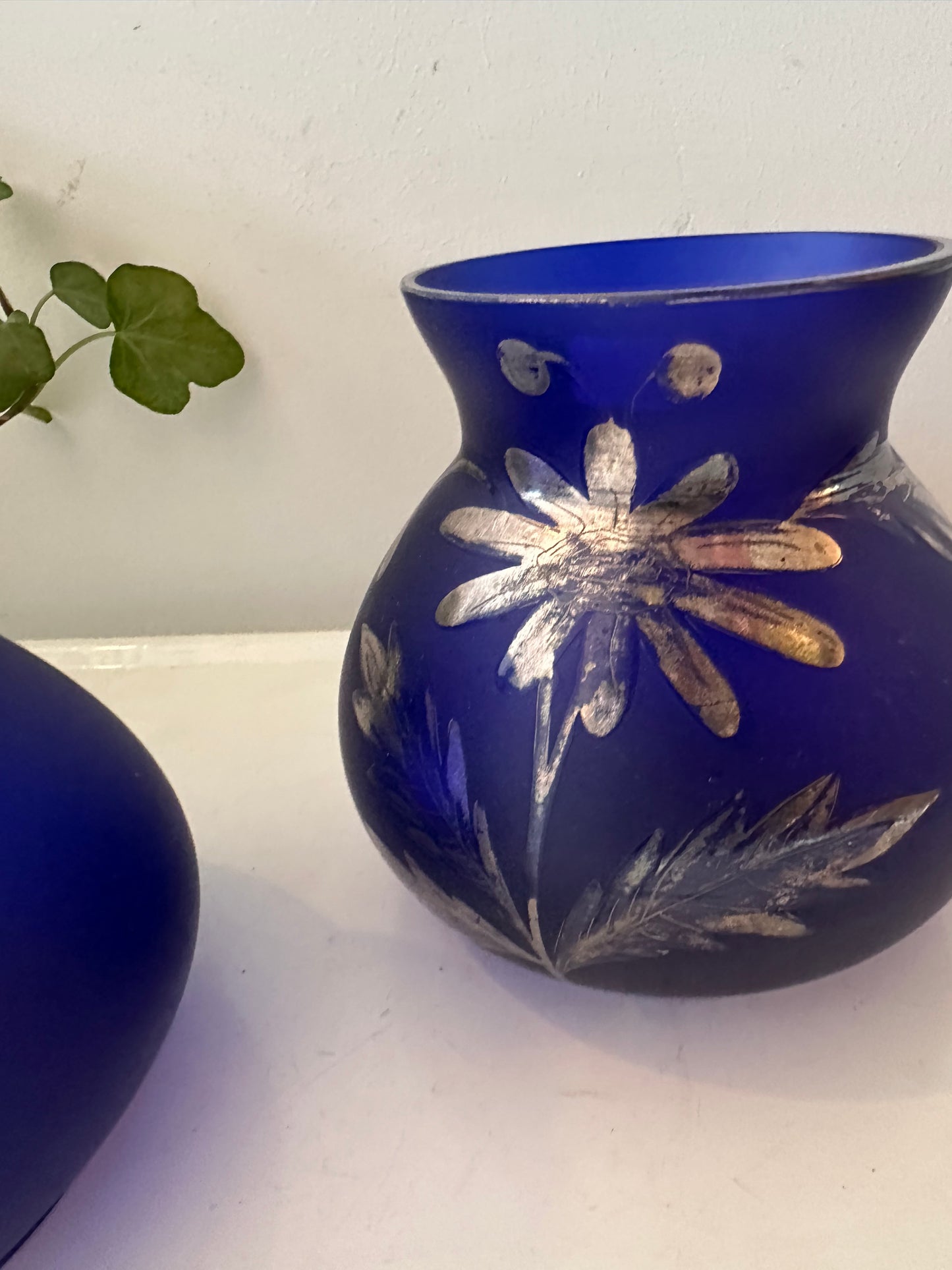 Set van twee blauw glazen vaasjes met gravure in zilver prijs is per stuk!