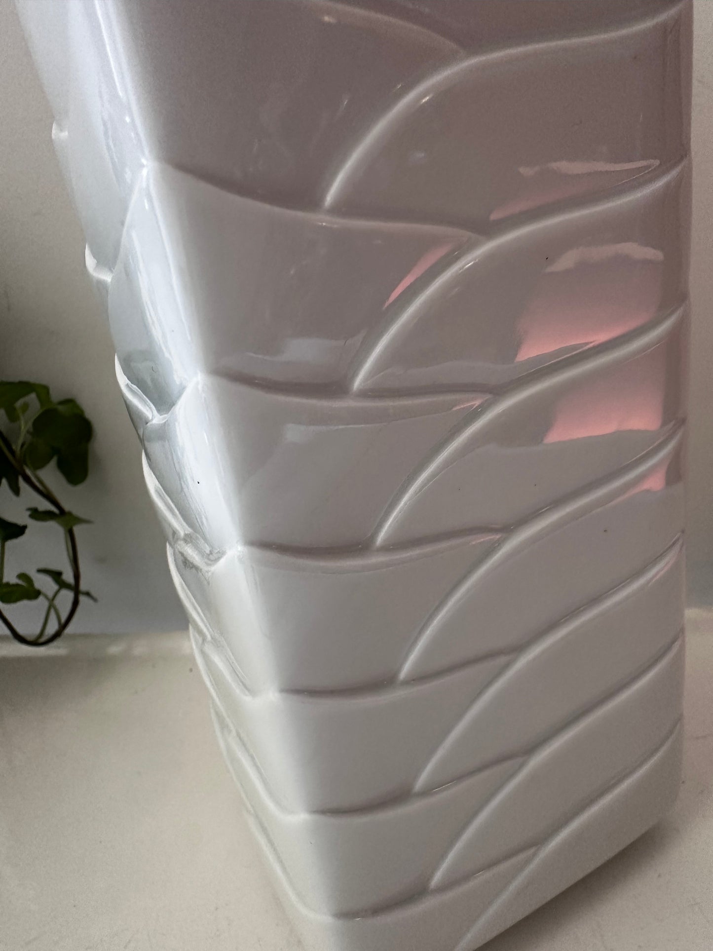 Thomas Porseleinen witte schubben vaas