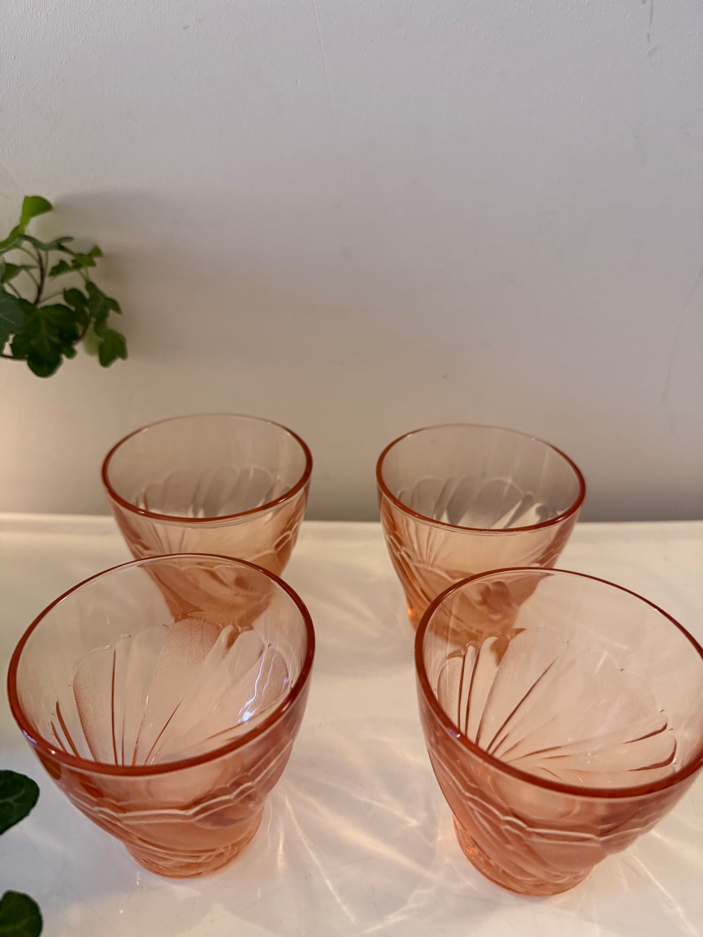 4 Glaasjes Art Deco pers glas
