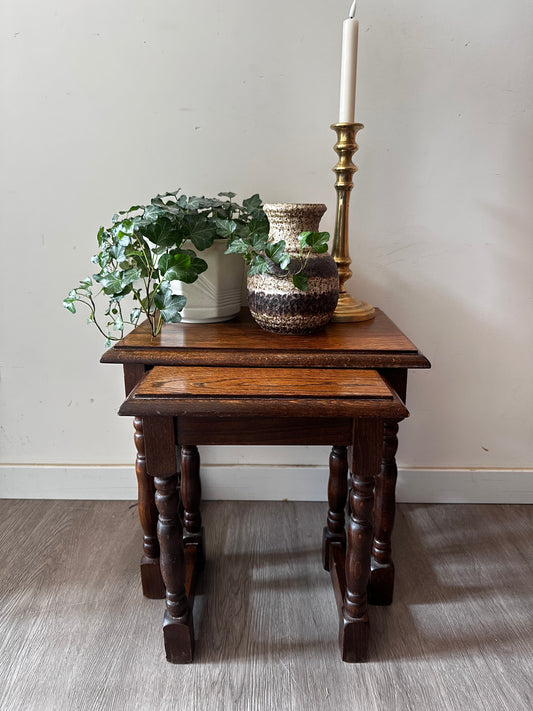 Set van twee houten bijzettafeltjes