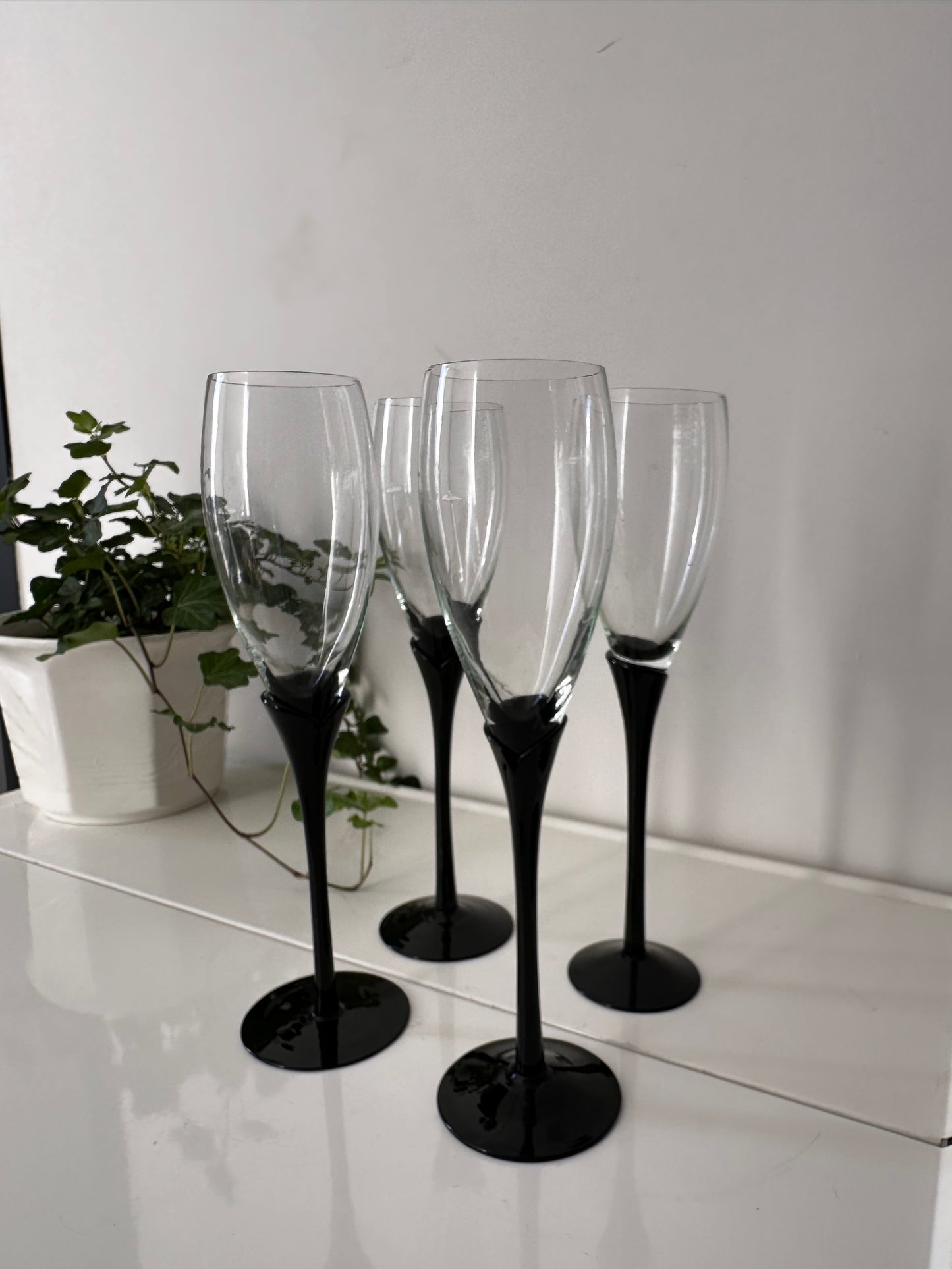 Set van 4 champagne glazen op zwarte voet