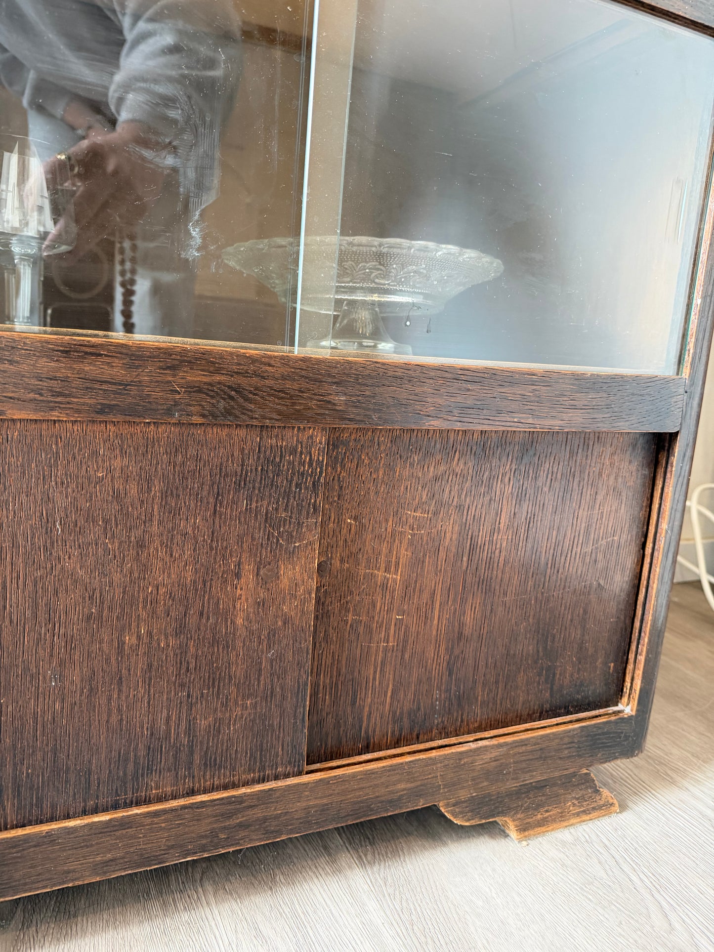 Art Deco kastje met glazen deurtjes