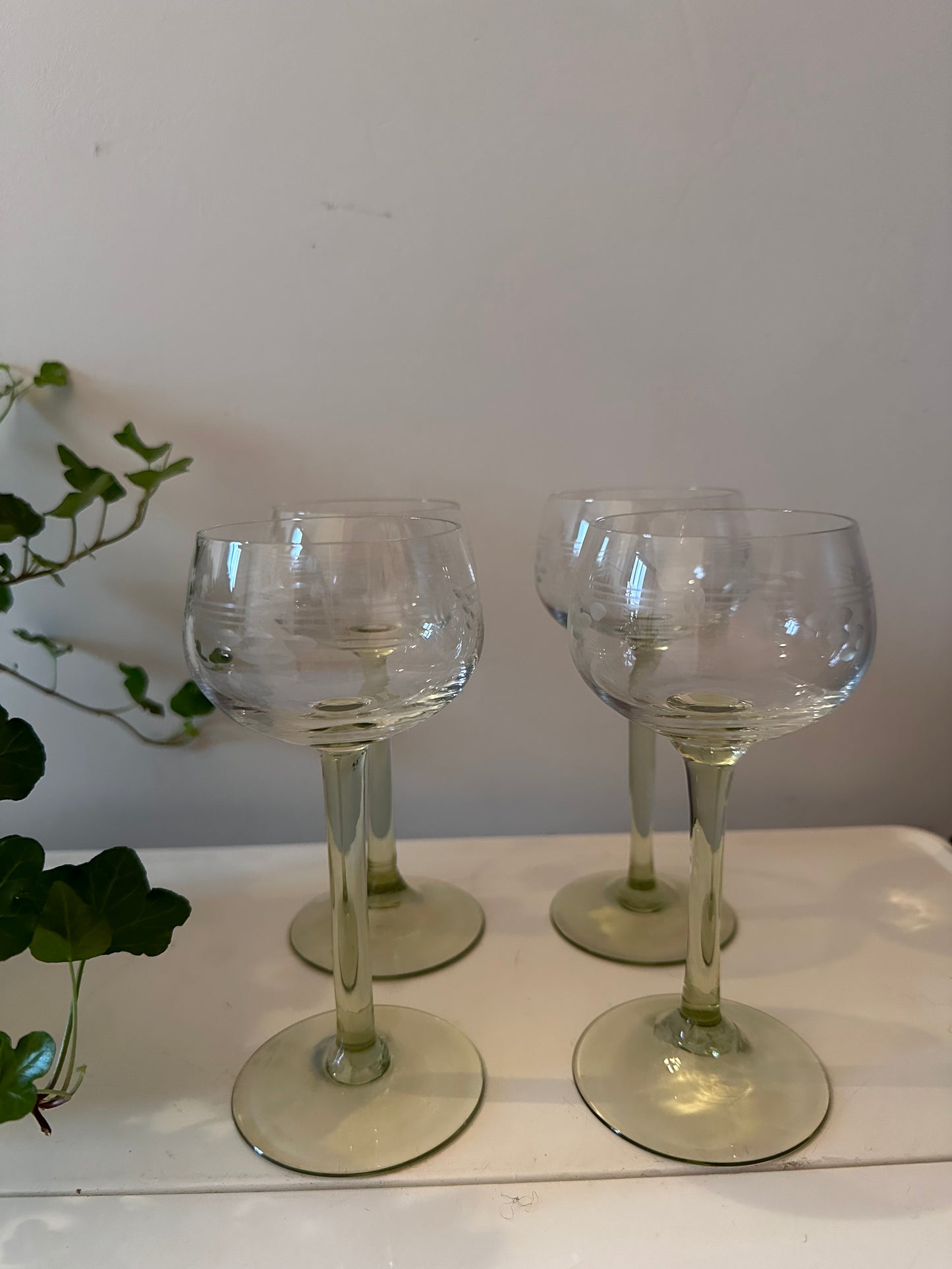 Set van 4 vintage wijnglazen groene voet