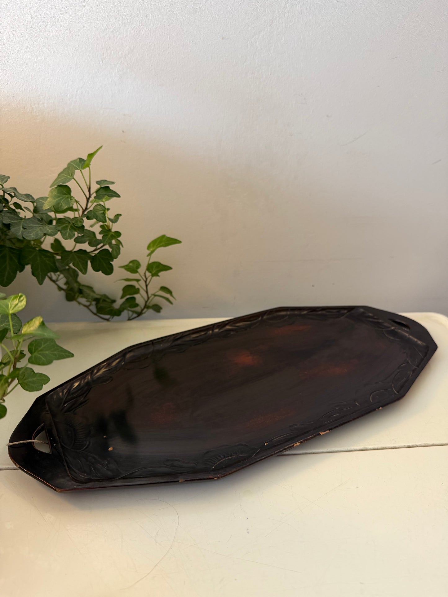 Langwerpig houten dienblad met uitgesneden grepen