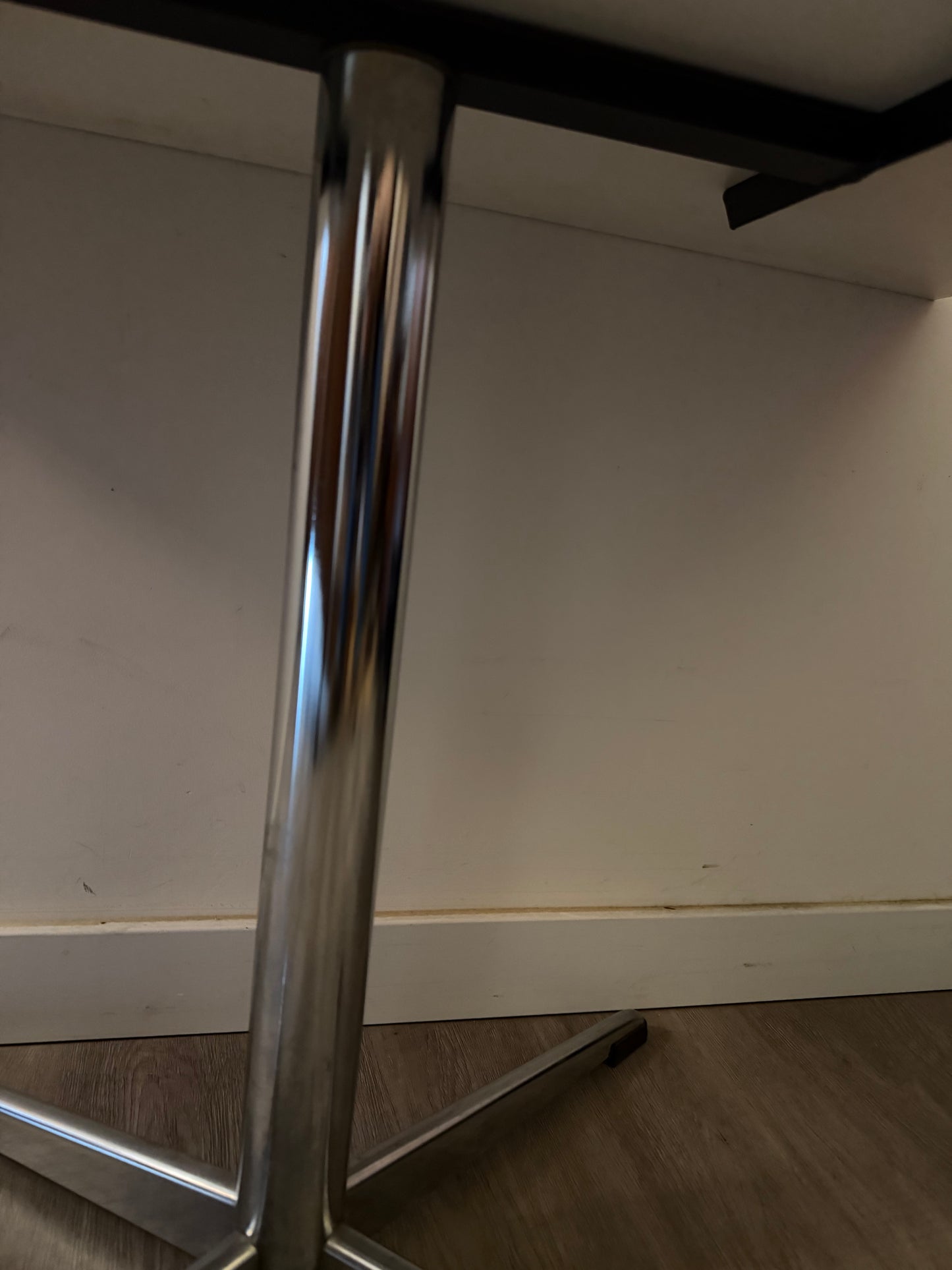 Bijzettafeltje met wit blad en chroom poot