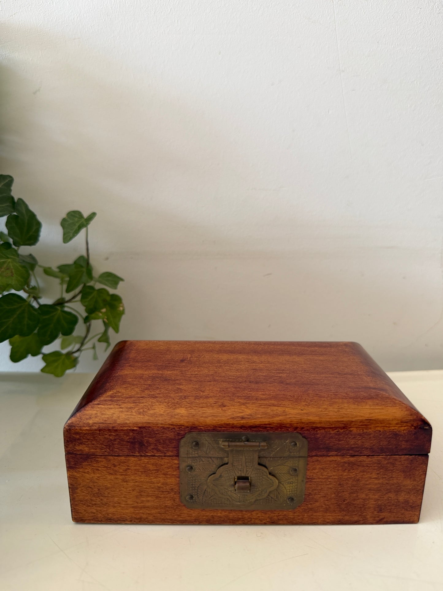 Houten bewaardoosje met messing beslag