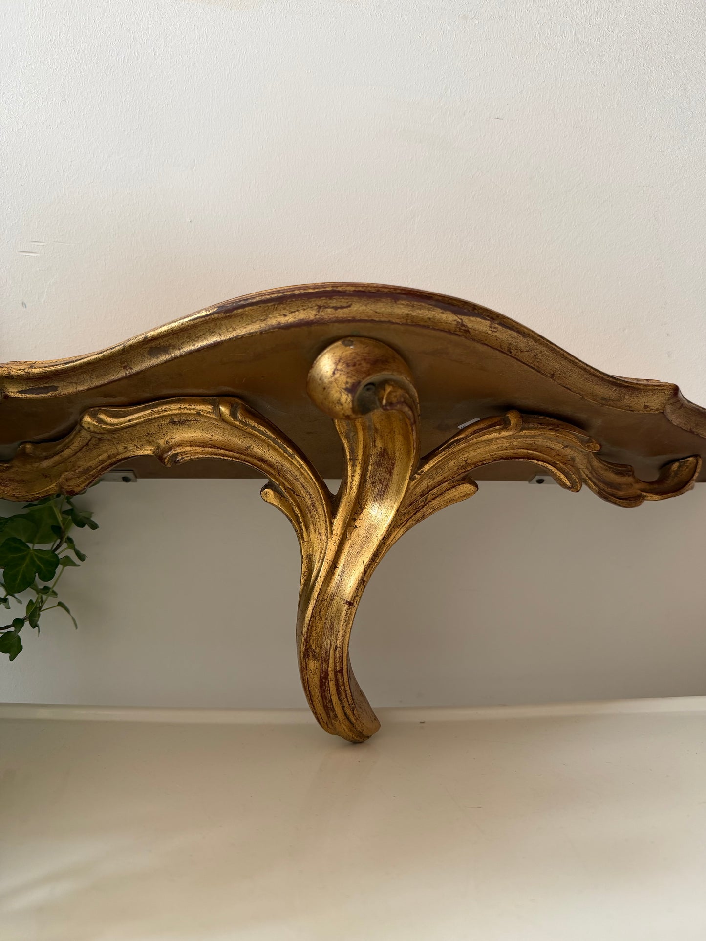 Goudkleurige wandconsole