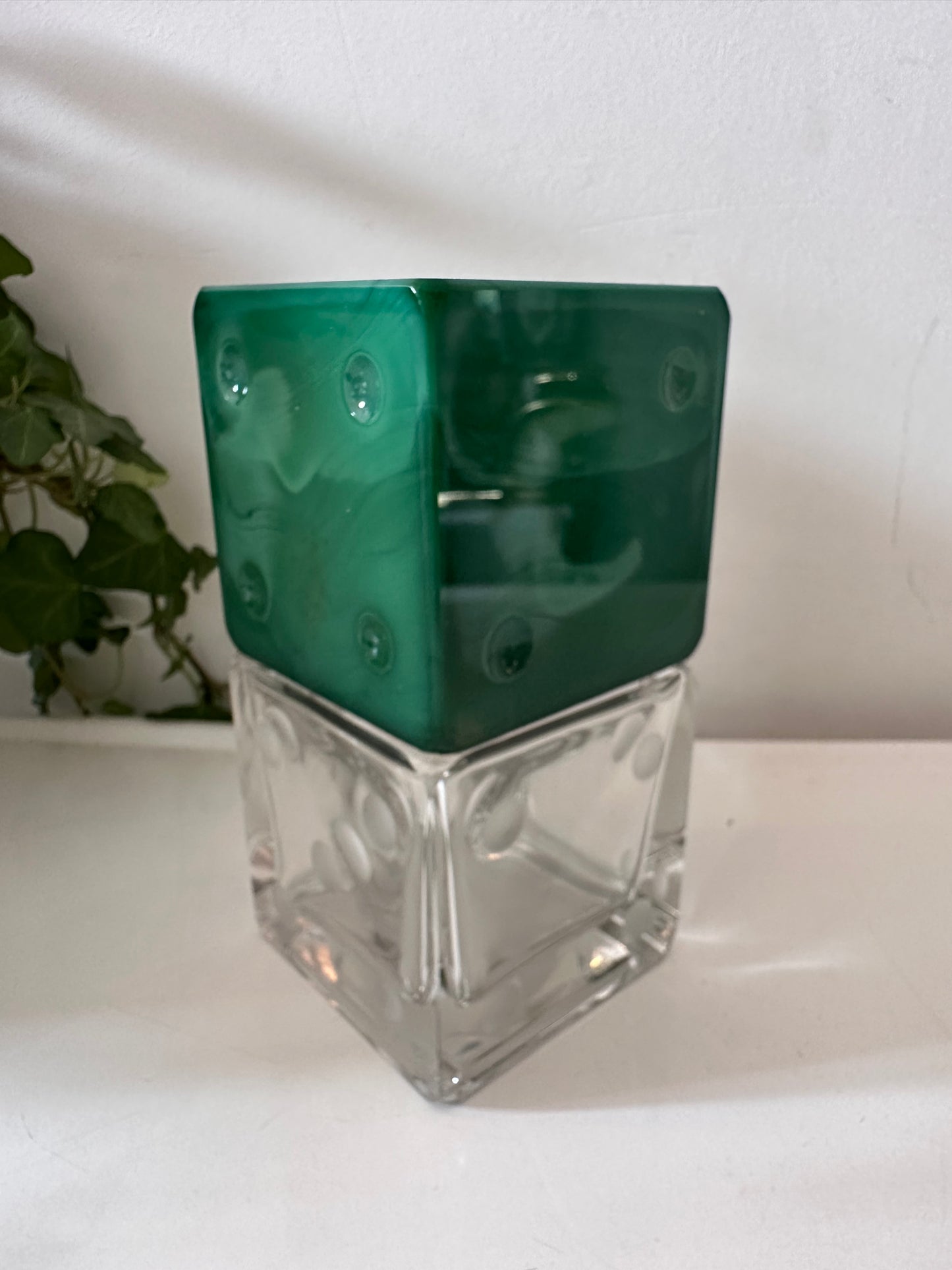 Vintage parfumfles met dobbelsteen motief