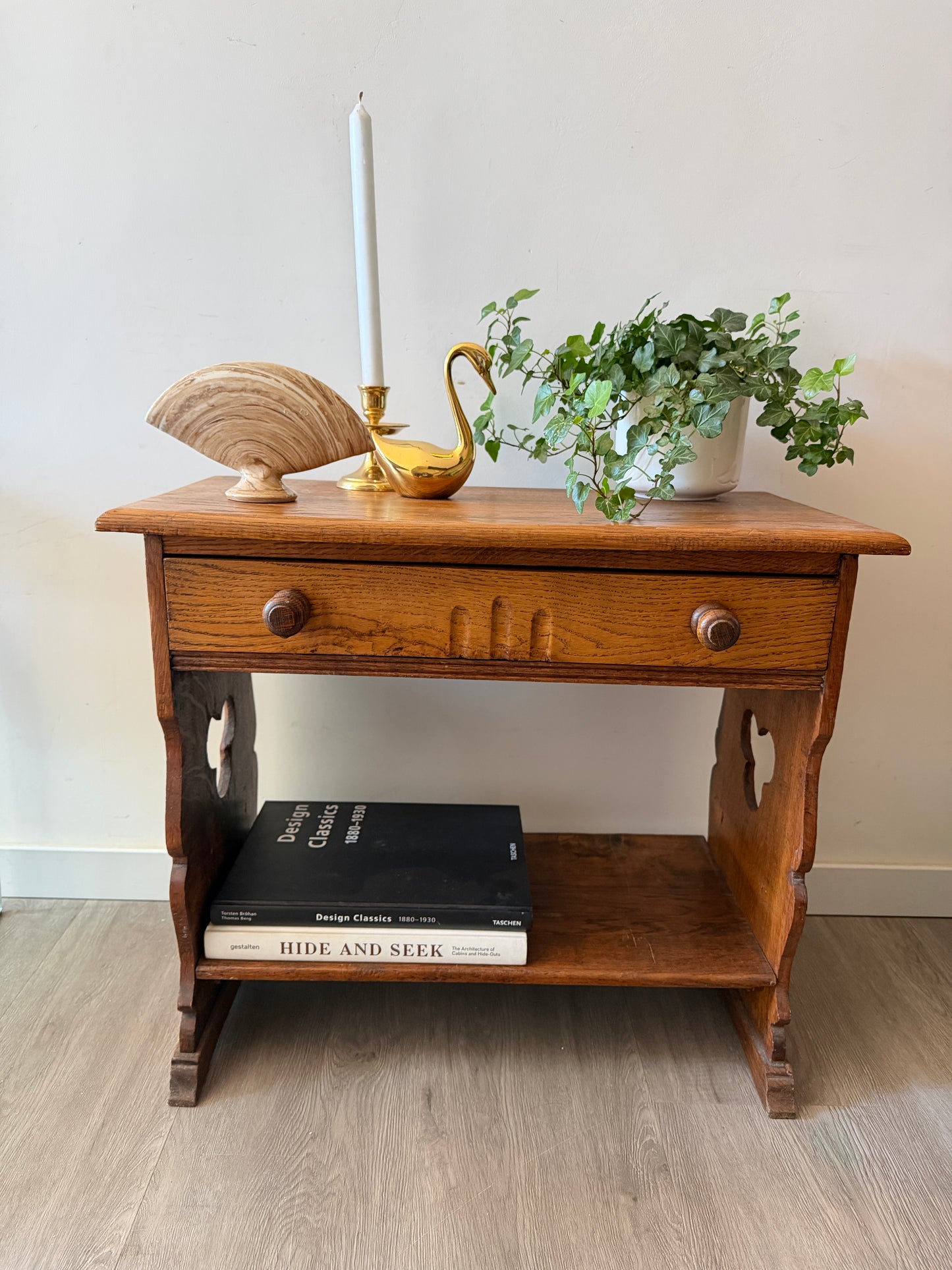 Houten tafeltje met laatje
