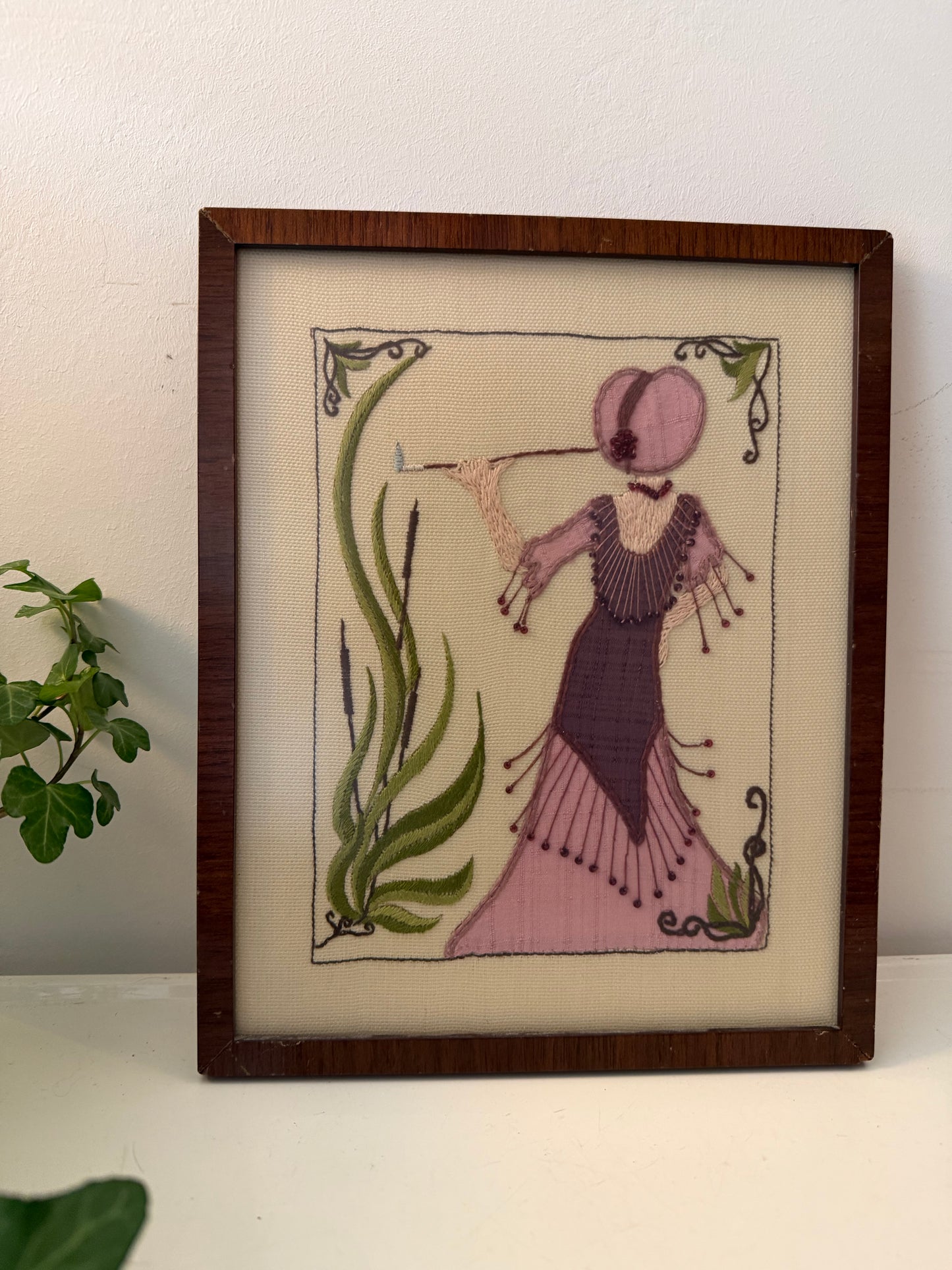 Art Deco borduurwerk in paarse tinten