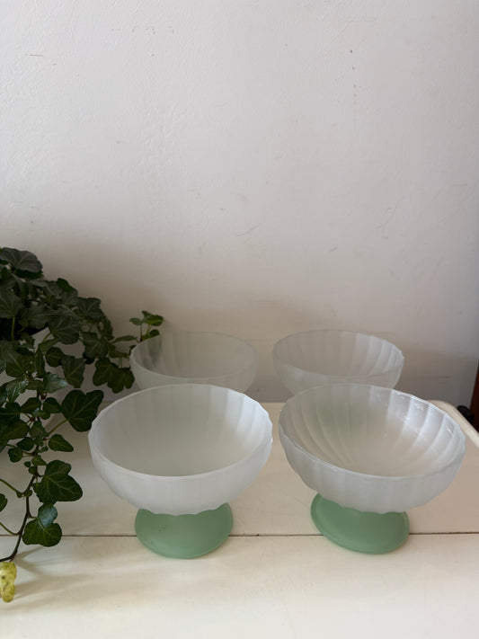 Set van 4 Italiaanse opaline coupes
