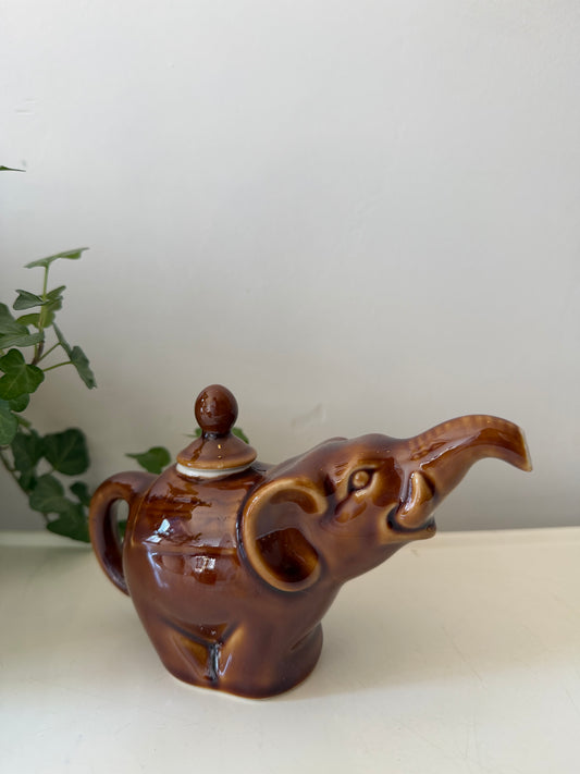 Superlief klein theepot in de vorm van een olifantje bruin keramiek
