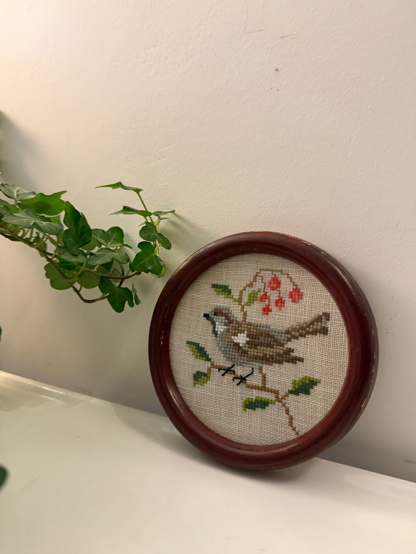 Vintage borduurwerkje in rond lijstje