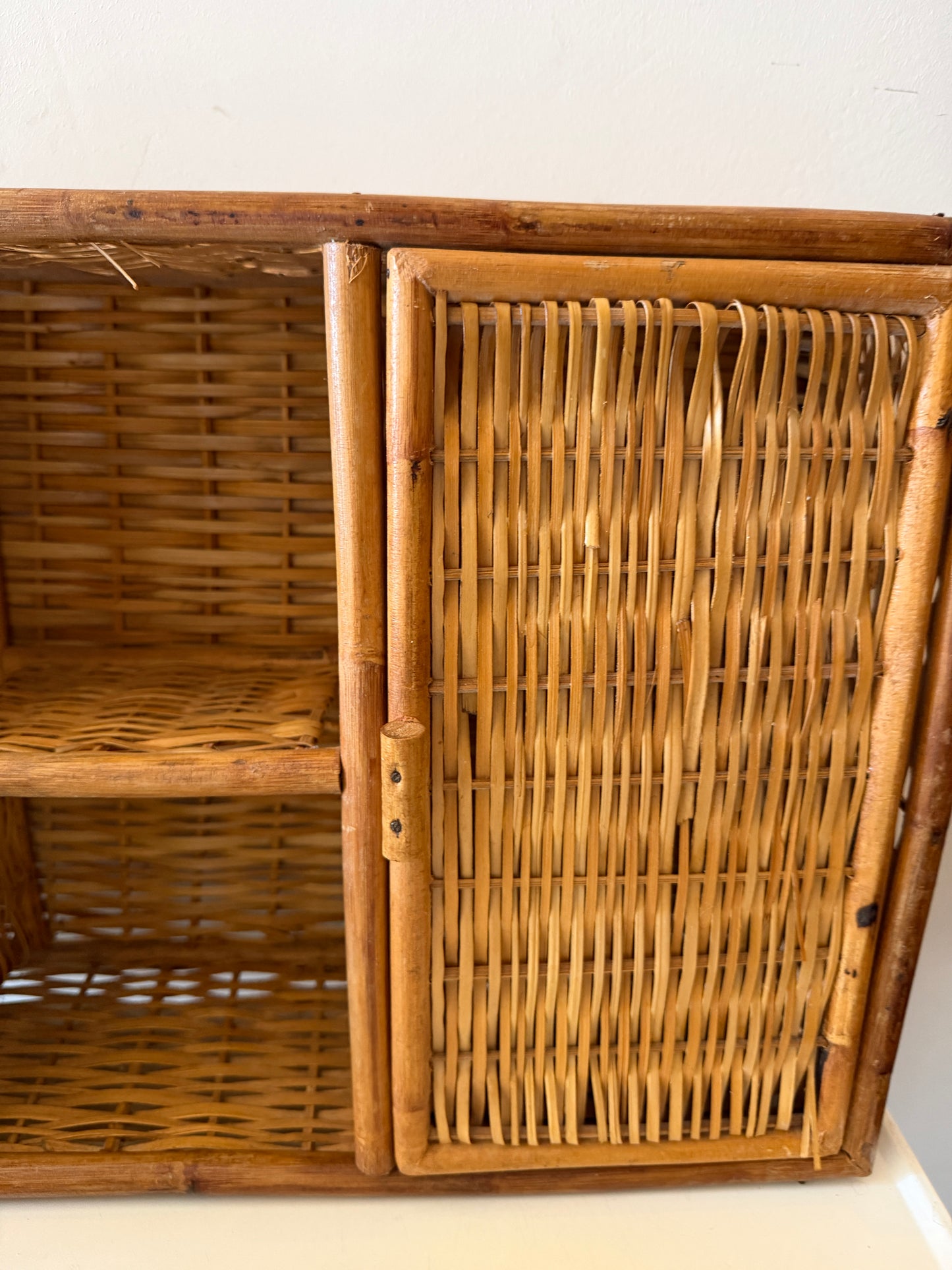 Rotan kastje met deurtjes