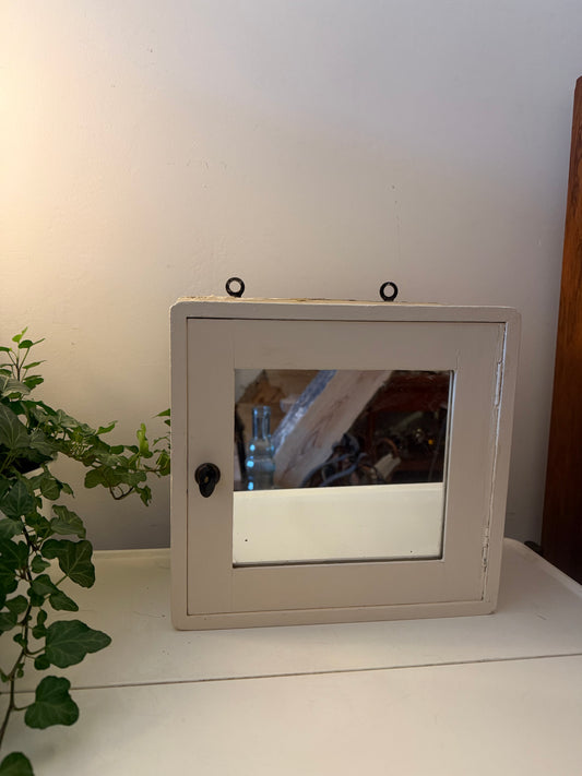 Vintage wand kastje met spiegel