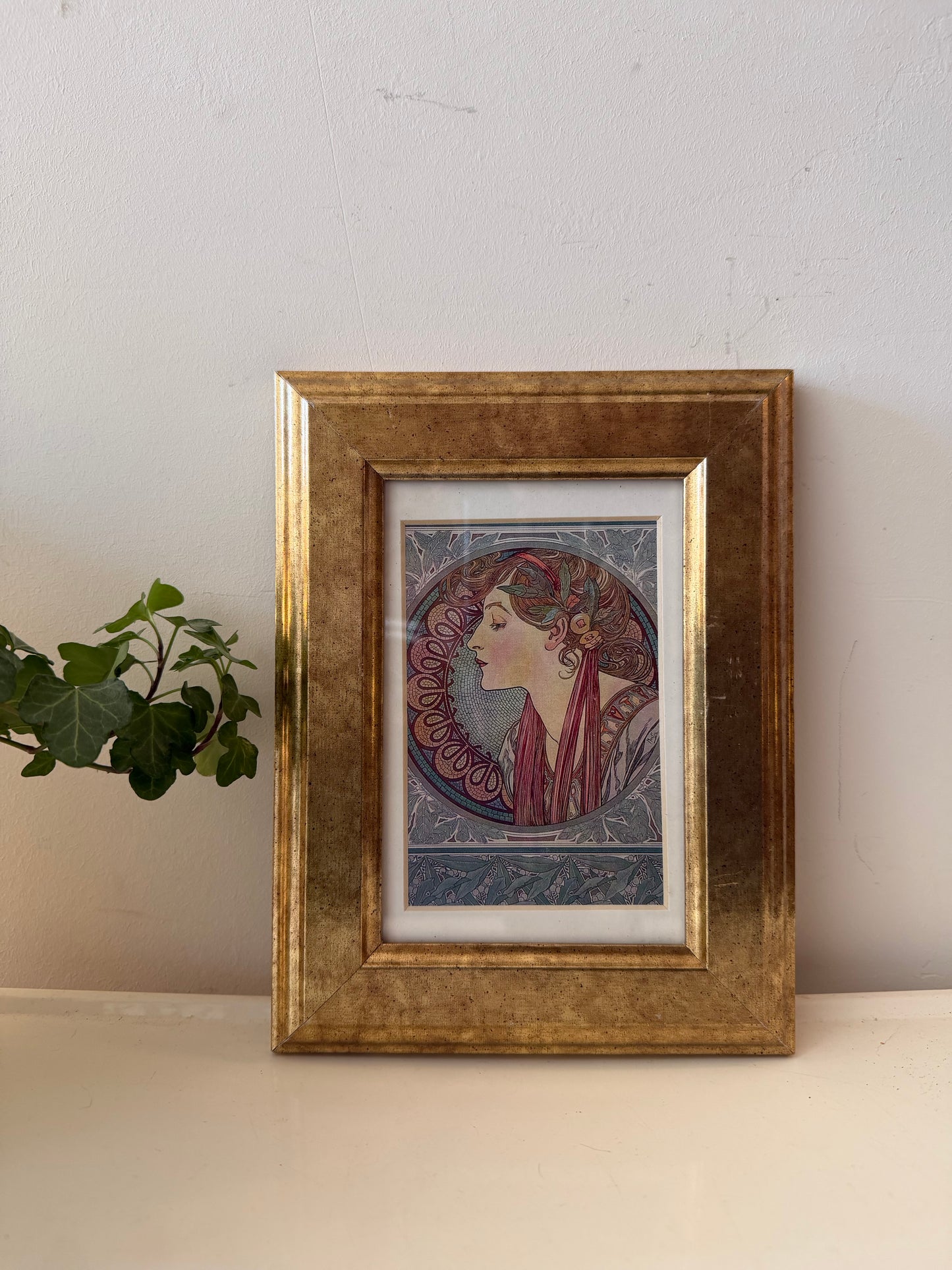 Goudkleurige lijst met art nouveau prent