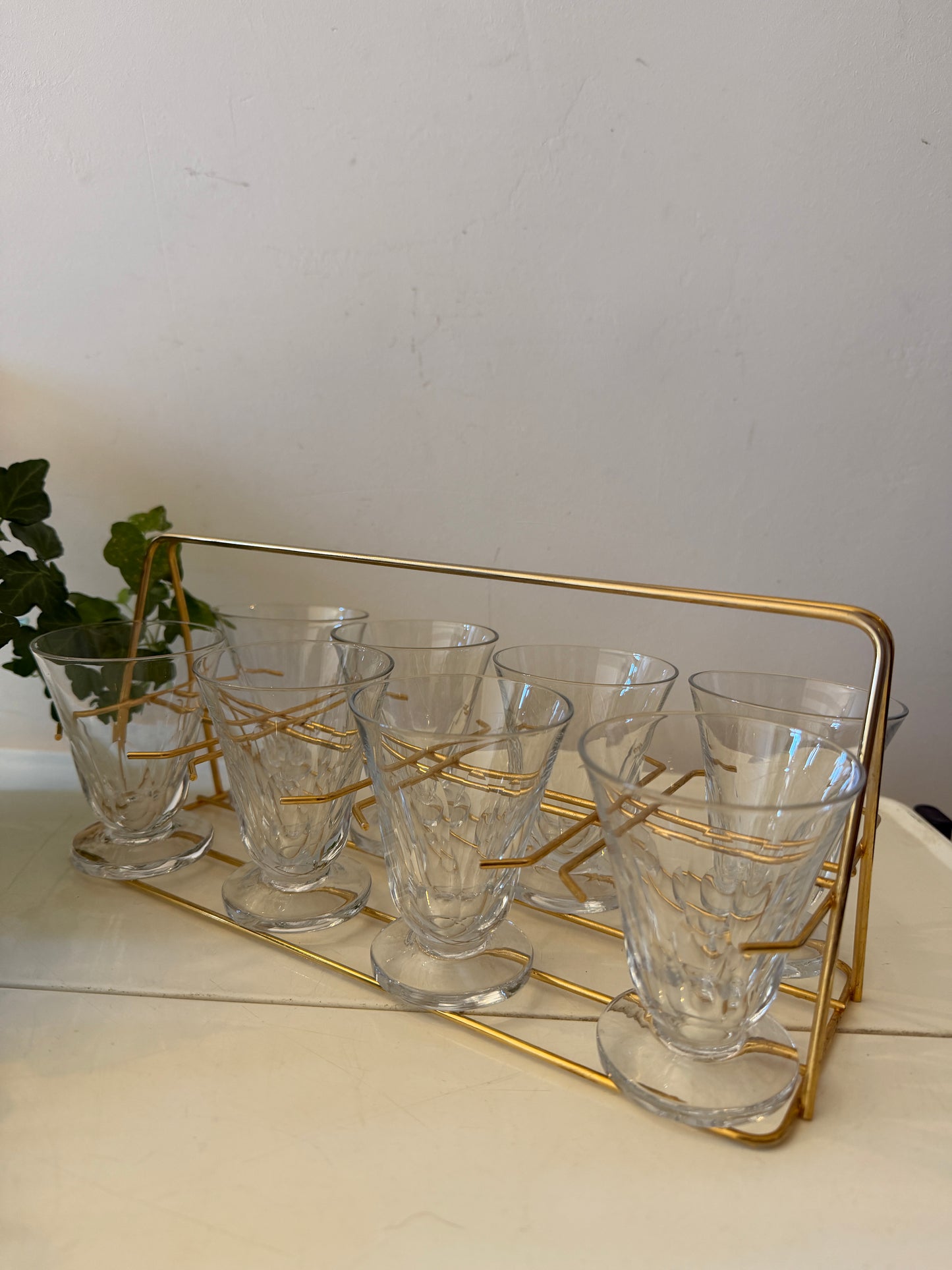 Set van 8 waterglazen in messing houder jaren 50