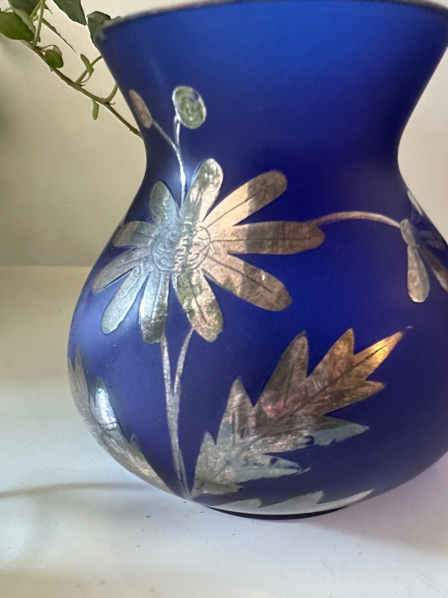 Set van twee blauw glazen vaasjes met gravure in zilver prijs is per stuk!