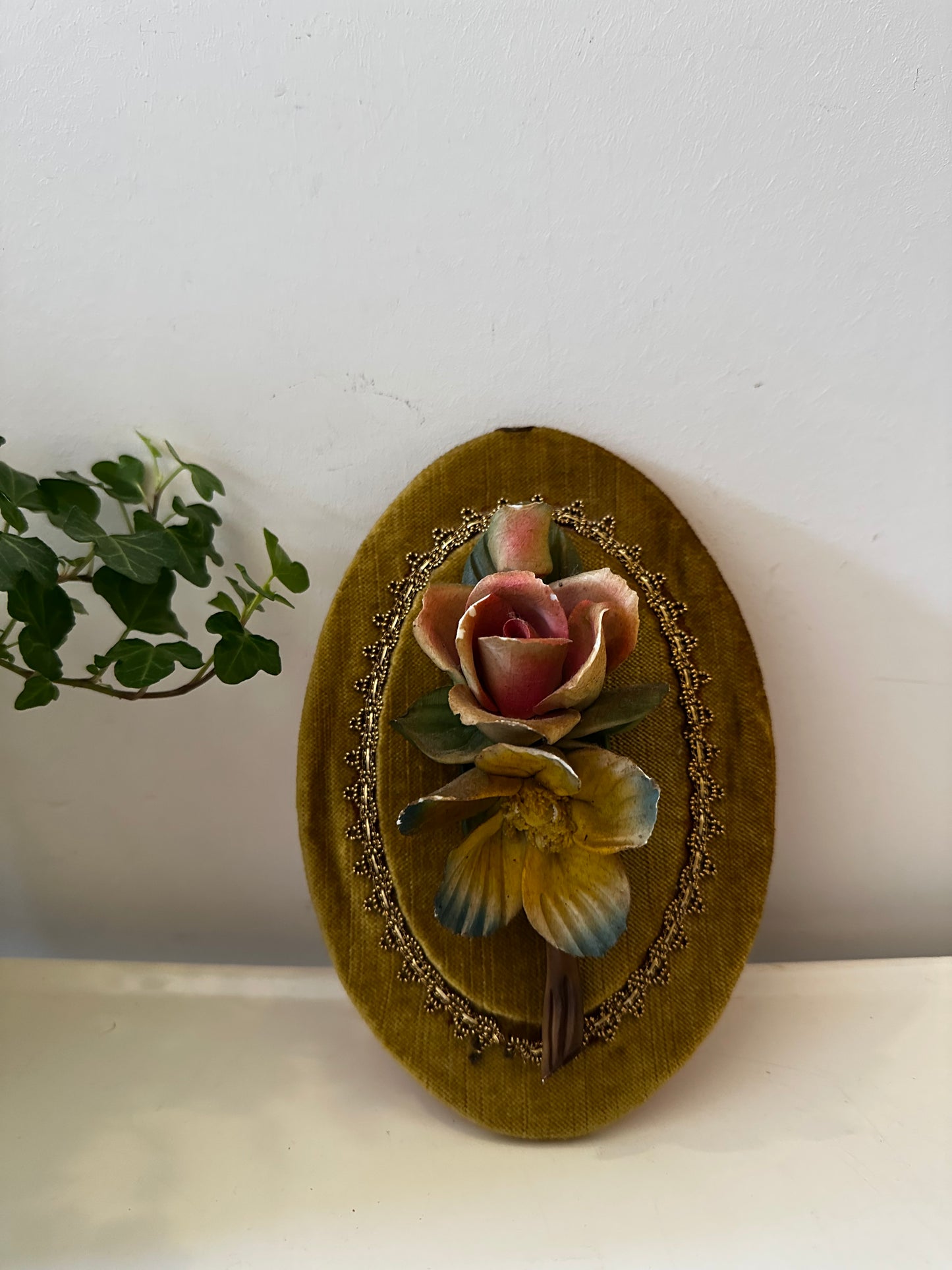 Wanddecoratie met keramieken bloem
