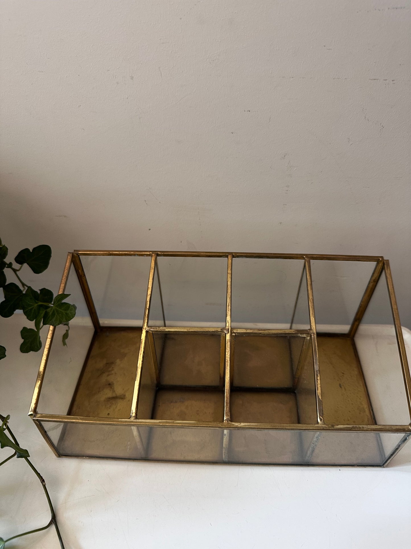 Glazen vakkenhouder met messing rand