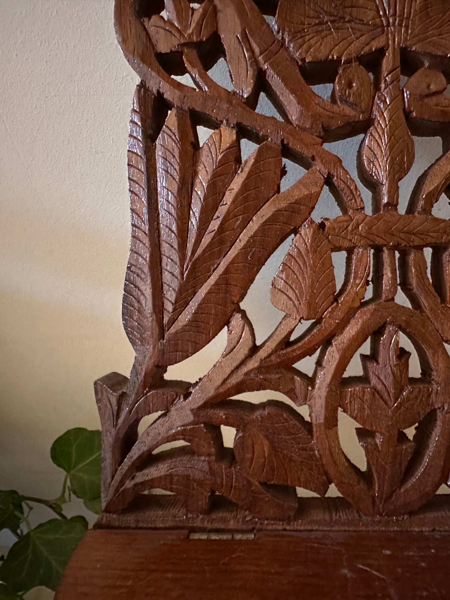 Houten opengewerkte console