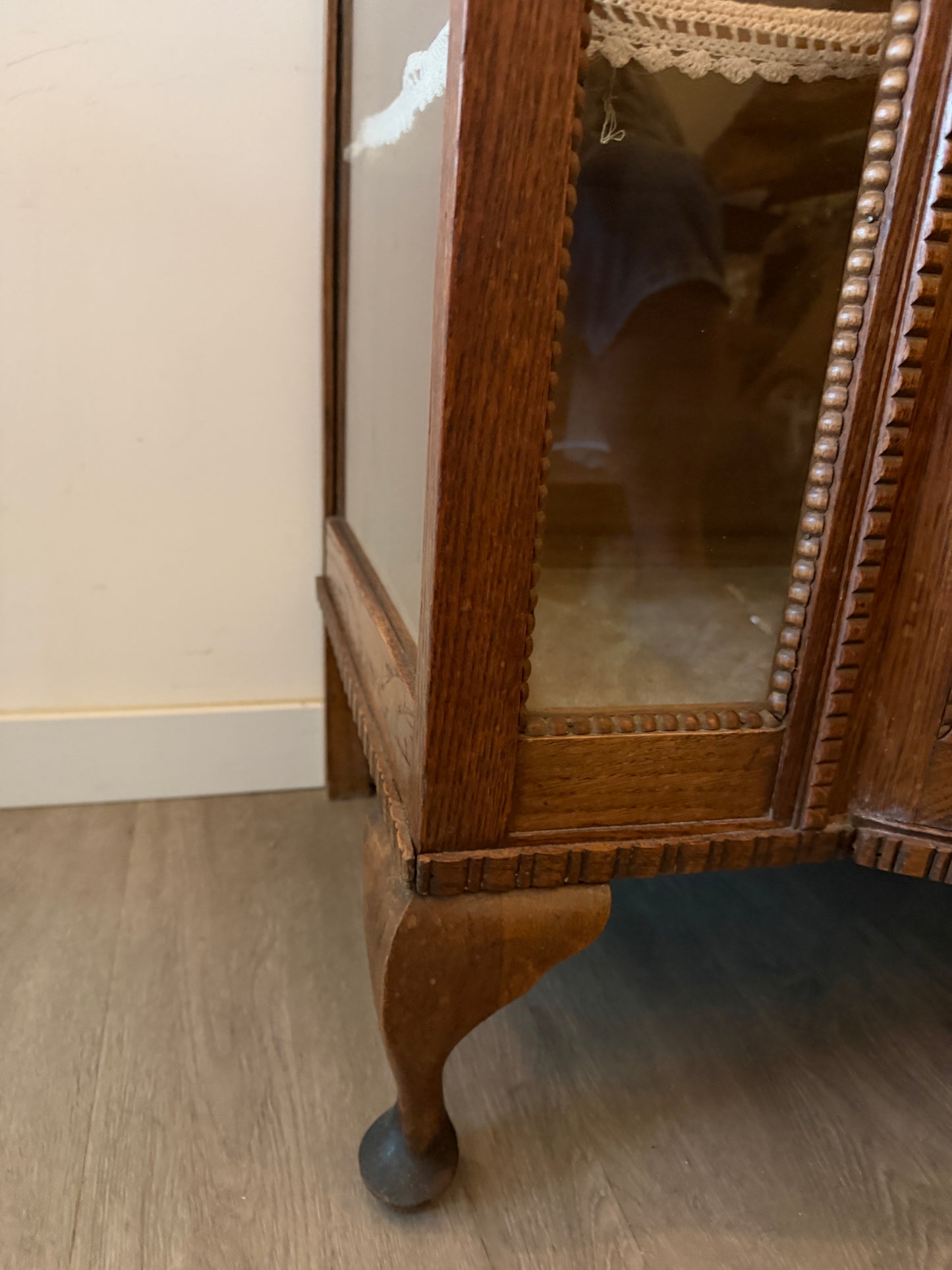 Antiek vitrinekastje met gebogen glas