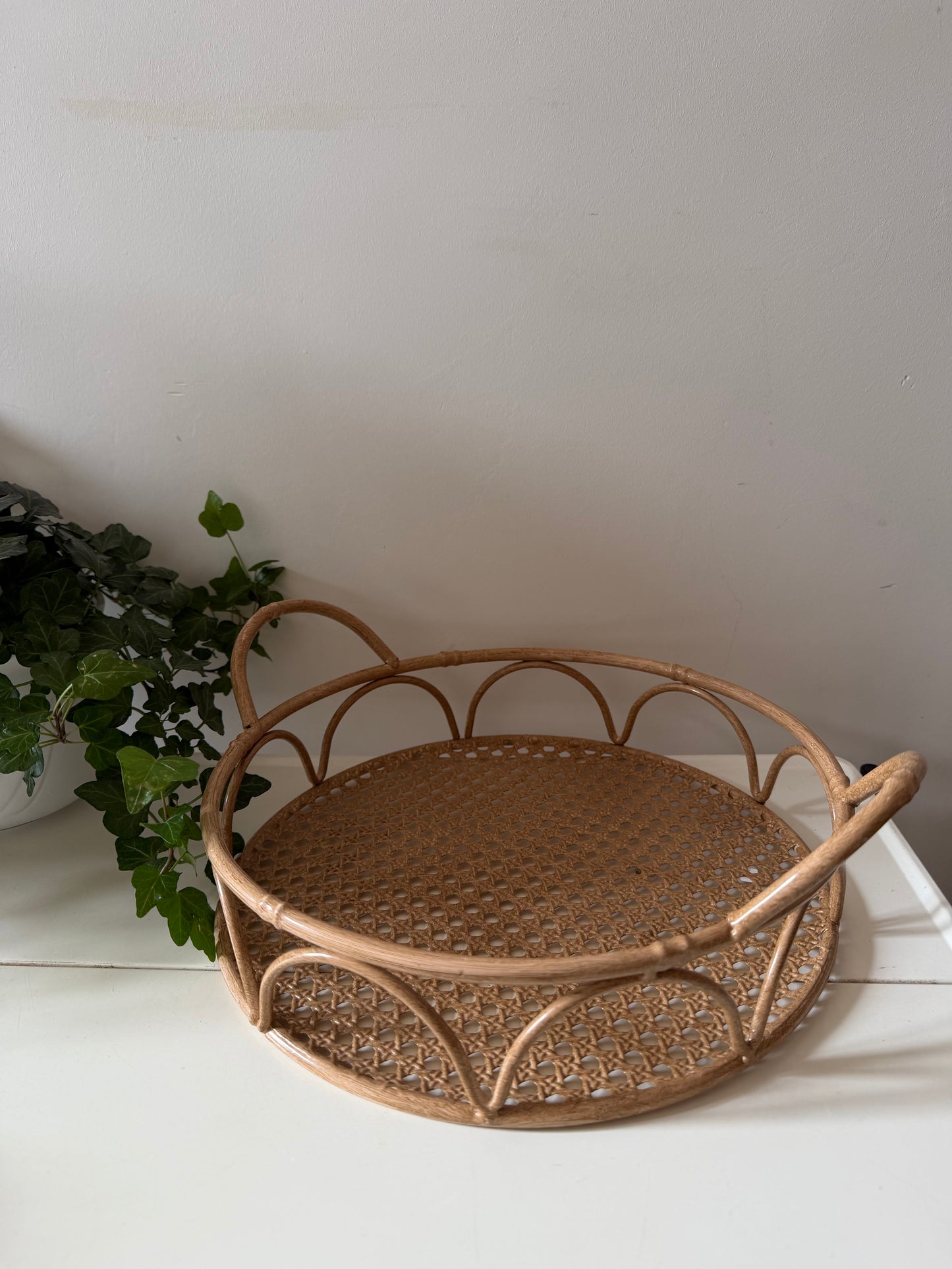 Rond metalen dienblad met rotan look