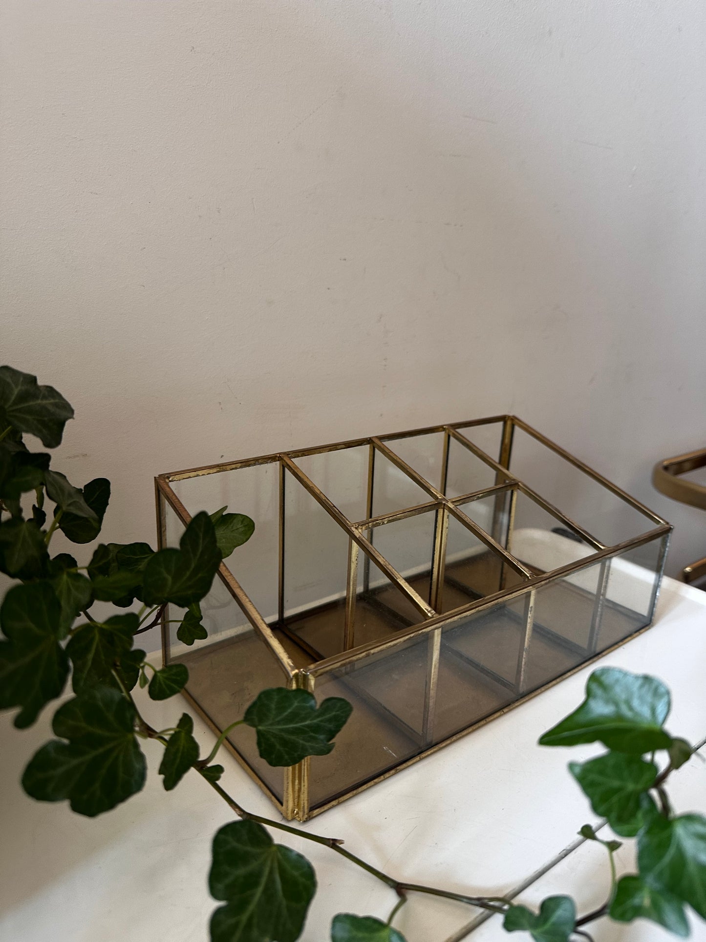 Glazen vakkenhouder met messing rand