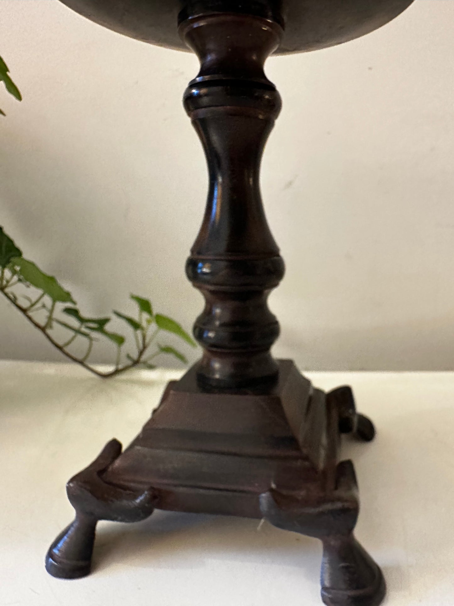 Donkerbruine kandelaar op vierkante voer